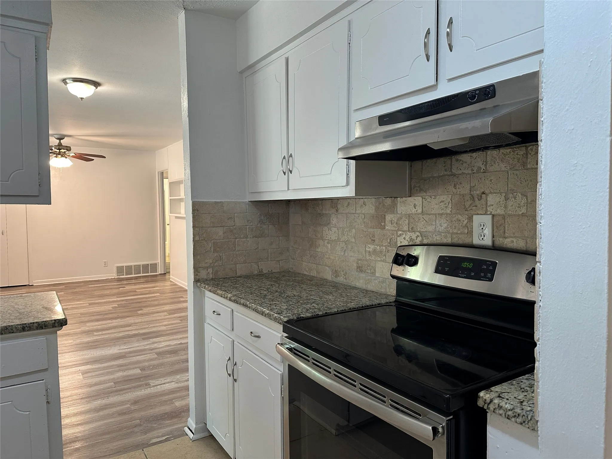 Single Family Residence For Sale in Tarrant County , 33 Somerset Terrace, Bedford, Texas 76022, 3 Bedroom, 2 Bathroom, 2 Garage spaces, 1,218 Sqft, built in 1960, mls#21364800, Real Estate Agent in Bedford, Homes For Sale in Tarrant county, Homes For Sale in Bedford, Realtor in Bedford Texas, Real Estate Brokerage Independent Realty Texas, Luminita Cordes Realtor