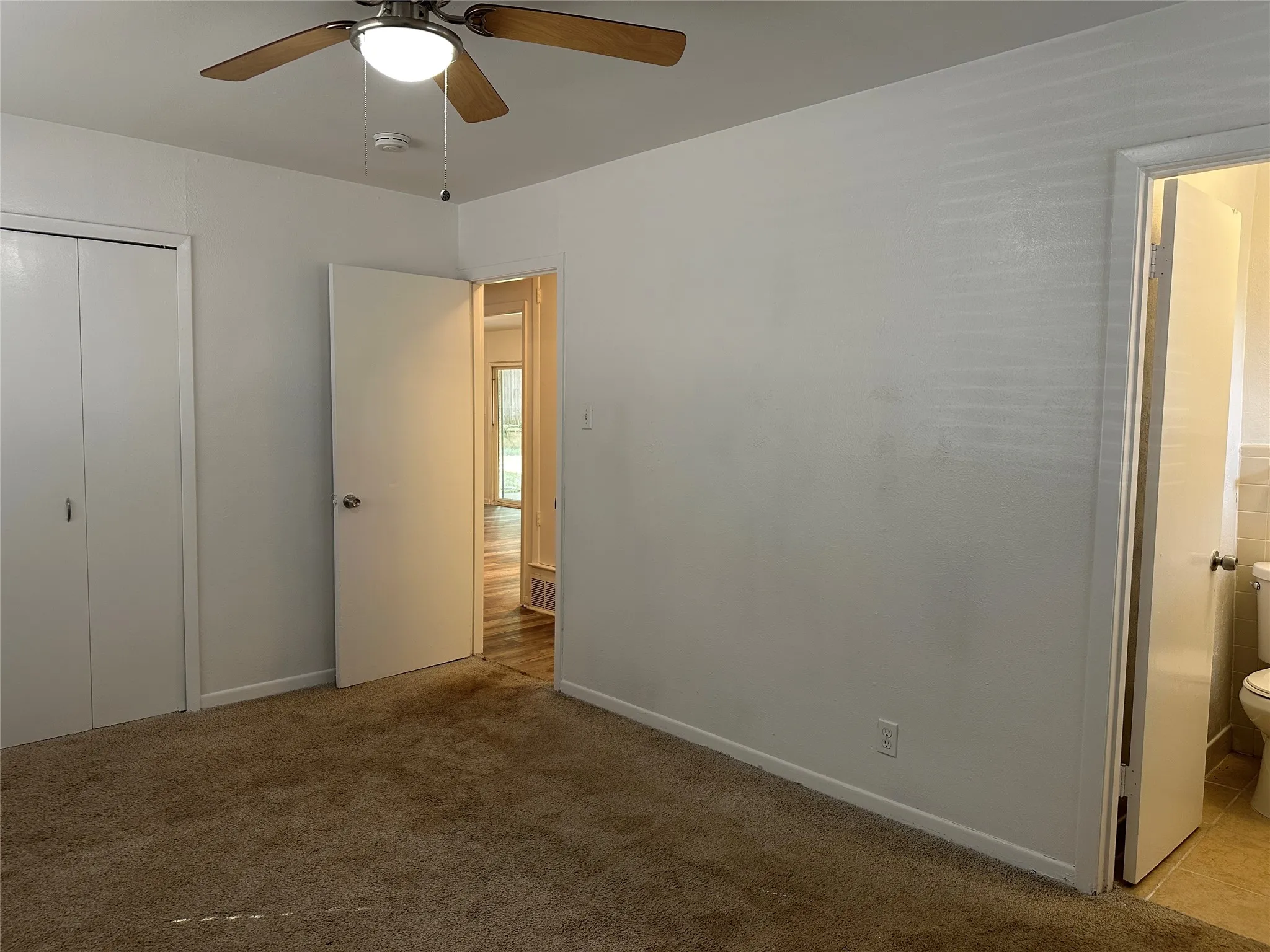 Single Family Residence For Sale in Tarrant County , 33 Somerset Terrace, Bedford, Texas 76022, 3 Bedroom, 2 Bathroom, 2 Garage spaces, 1,218 Sqft, built in 1960, mls#21364800, Real Estate Agent in Bedford, Homes For Sale in Tarrant county, Homes For Sale in Bedford, Realtor in Bedford Texas, Real Estate Brokerage Independent Realty Texas, Luminita Cordes Realtor