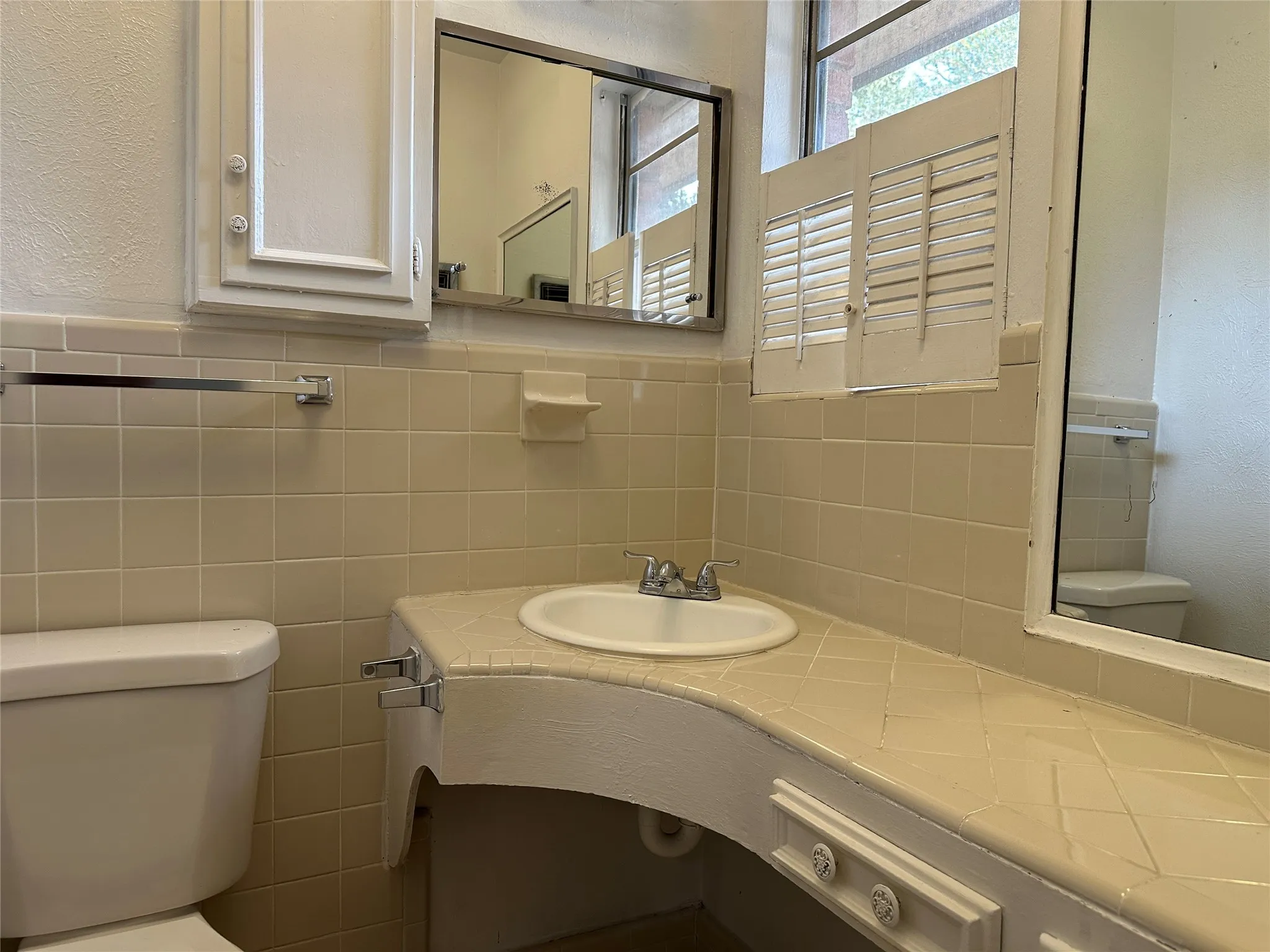 Single Family Residence For Sale in Tarrant County , 33 Somerset Terrace, Bedford, Texas 76022, 3 Bedroom, 2 Bathroom, 2 Garage spaces, 1,218 Sqft, built in 1960, mls#21364800, Real Estate Agent in Bedford, Homes For Sale in Tarrant county, Homes For Sale in Bedford, Realtor in Bedford Texas, Real Estate Brokerage Independent Realty Texas, Luminita Cordes Realtor