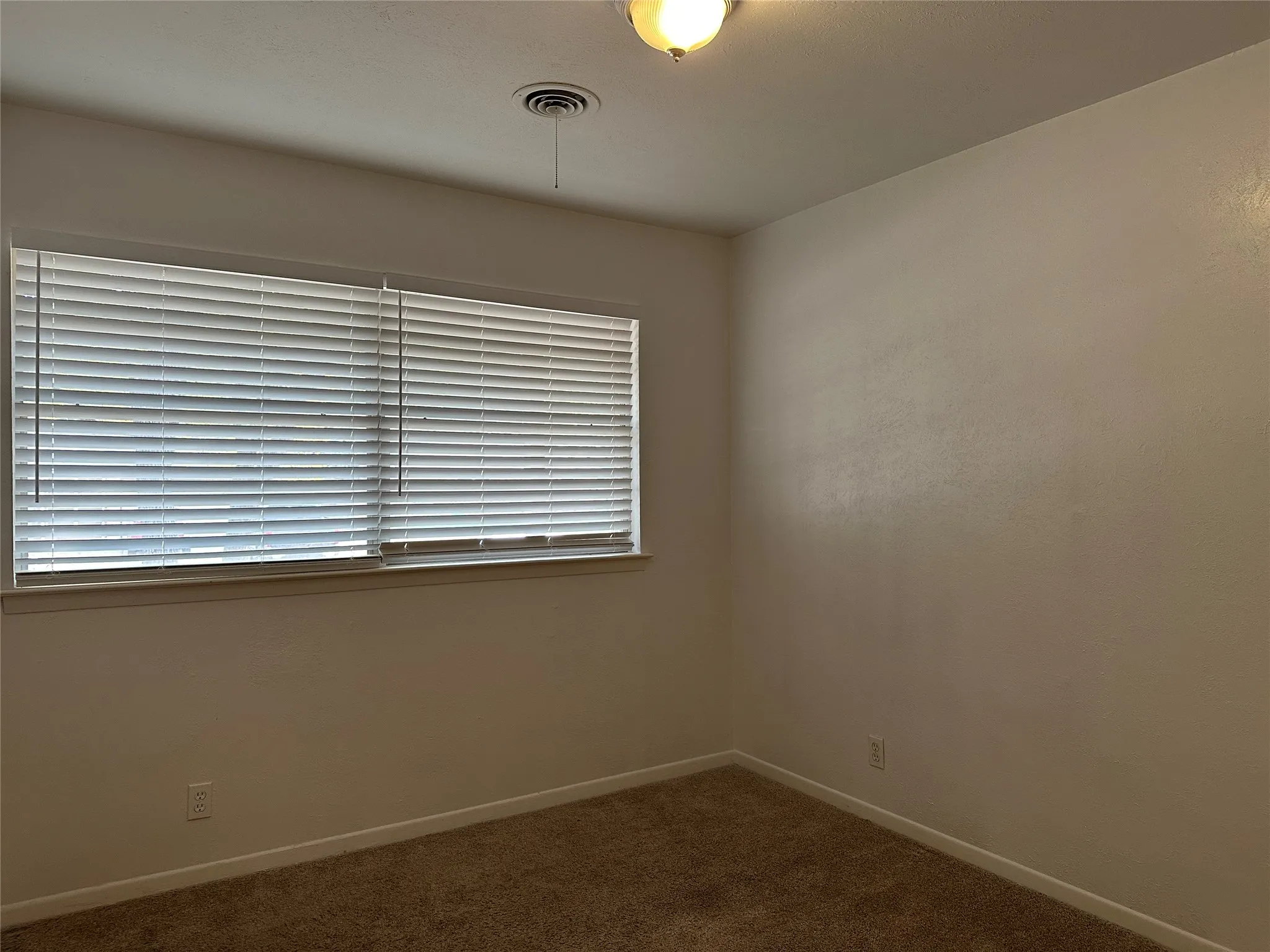 Single Family Residence For Sale in Tarrant County , 33 Somerset Terrace, Bedford, Texas 76022, 3 Bedroom, 2 Bathroom, 2 Garage spaces, 1,218 Sqft, built in 1960, mls#21364800, Real Estate Agent in Bedford, Homes For Sale in Tarrant county, Homes For Sale in Bedford, Realtor in Bedford Texas, Real Estate Brokerage Independent Realty Texas, Luminita Cordes Realtor