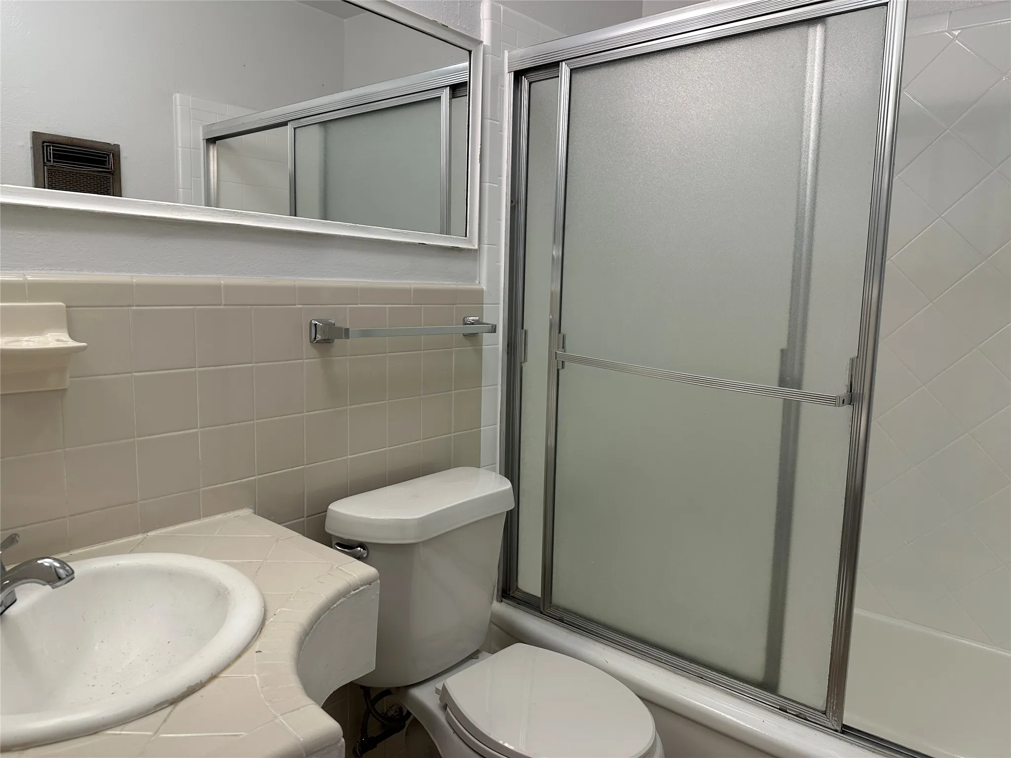 Single Family Residence For Sale in Tarrant County , 33 Somerset Terrace, Bedford, Texas 76022, 3 Bedroom, 2 Bathroom, 2 Garage spaces, 1,218 Sqft, built in 1960, mls#21364800, Real Estate Agent in Bedford, Homes For Sale in Tarrant county, Homes For Sale in Bedford, Realtor in Bedford Texas, Real Estate Brokerage Independent Realty Texas, Luminita Cordes Realtor