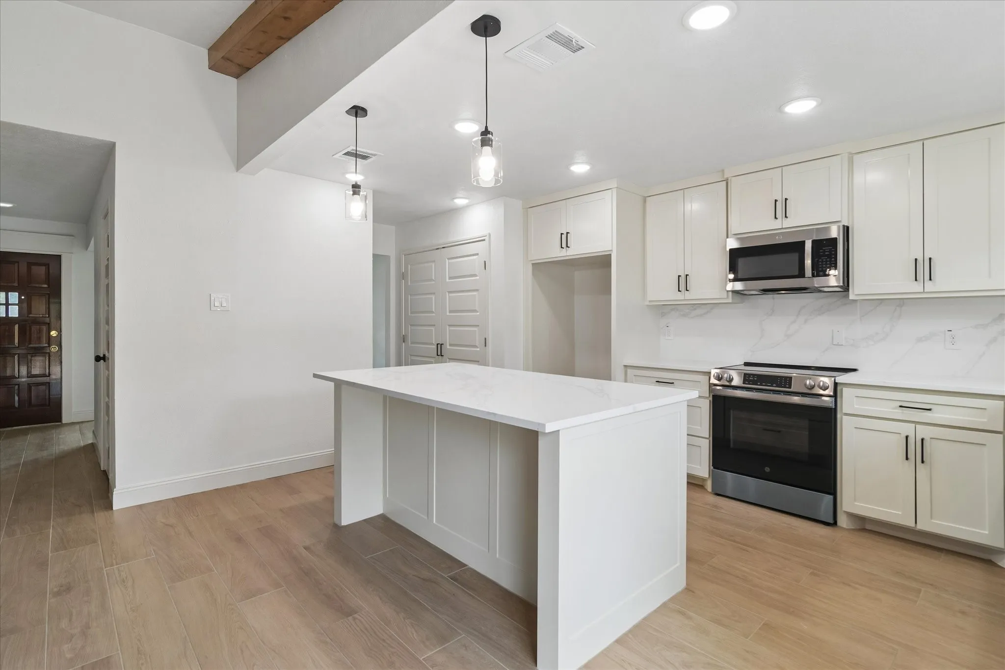 Single Family Residence For Sale in Dallas County , 4801 Elm Ridge Lane, Garland, Texas 75044, 3 Bedroom, 2 Bathroom, 2 Garage spaces, 1,572 Sqft, built in 1973, mls#21364484, Real Estate Agent in Garland, Homes For Sale in Dallas county, Homes For Sale in Garland, Realtor in Garland Texas, Real Estate Brokerage Independent Realty Texas, Luminita Cordes Realtor
