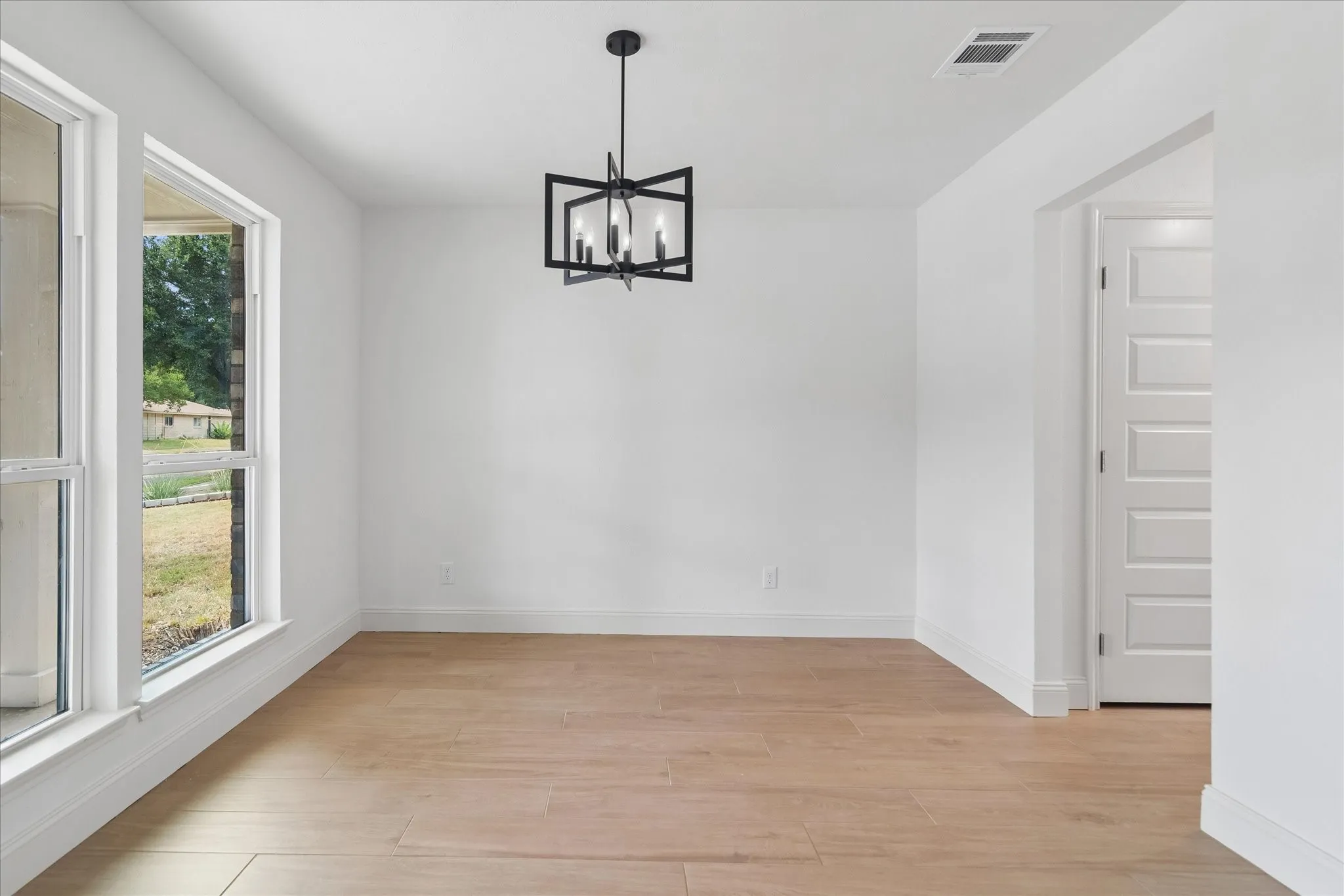 Single Family Residence For Sale in Dallas County , 4801 Elm Ridge Lane, Garland, Texas 75044, 3 Bedroom, 2 Bathroom, 2 Garage spaces, 1,572 Sqft, built in 1973, mls#21364484, Real Estate Agent in Garland, Homes For Sale in Dallas county, Homes For Sale in Garland, Realtor in Garland Texas, Real Estate Brokerage Independent Realty Texas, Luminita Cordes Realtor