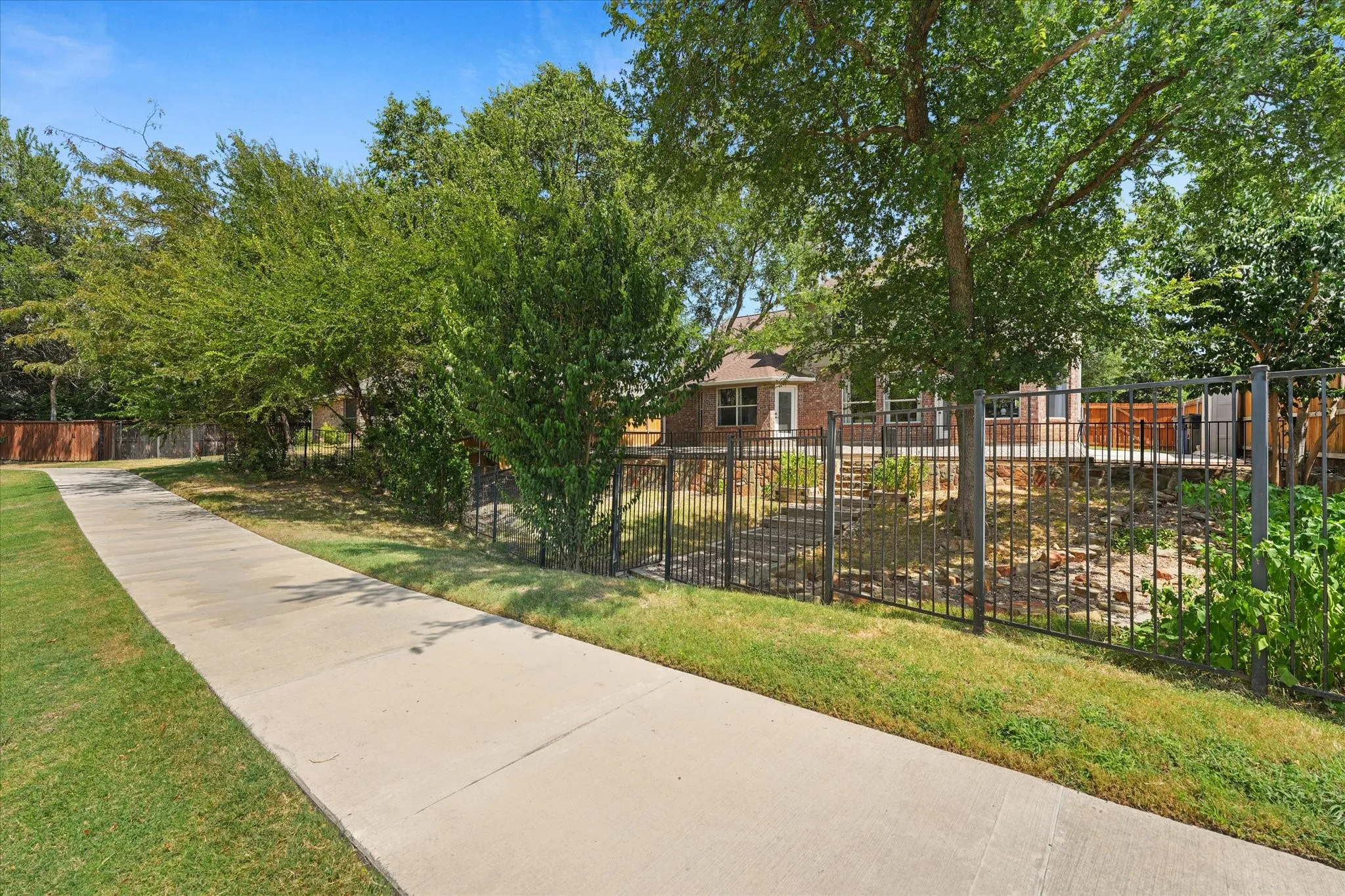 Single Family Residence For Sale in Collin County , 7800 Brookview Drive, Frisco, Texas 75034, 5 Bedroom, 3 Bathroom, 2 Garage spaces, 2,613 Sqft, built in 1998, mls#21363808, Real Estate Agent in Frisco, Homes For Sale in Collin county, Homes For Sale in Frisco, Realtor in Frisco Texas, Real Estate Brokerage Independent Realty Texas, Luminita Cordes Realtor