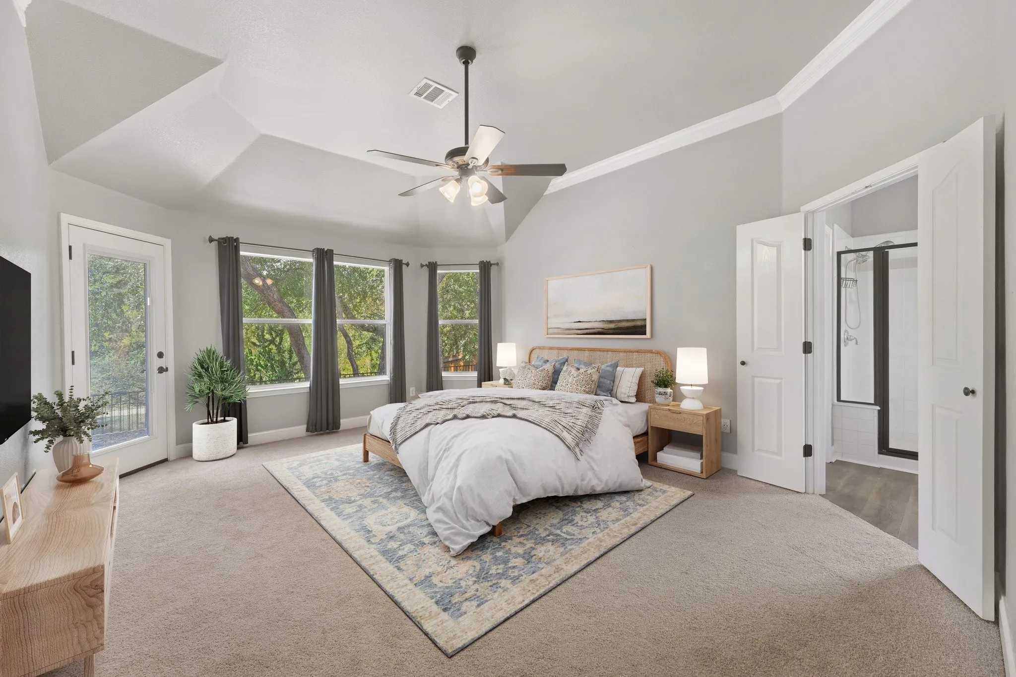 Tray ceiling with crown molding and ceiling fan