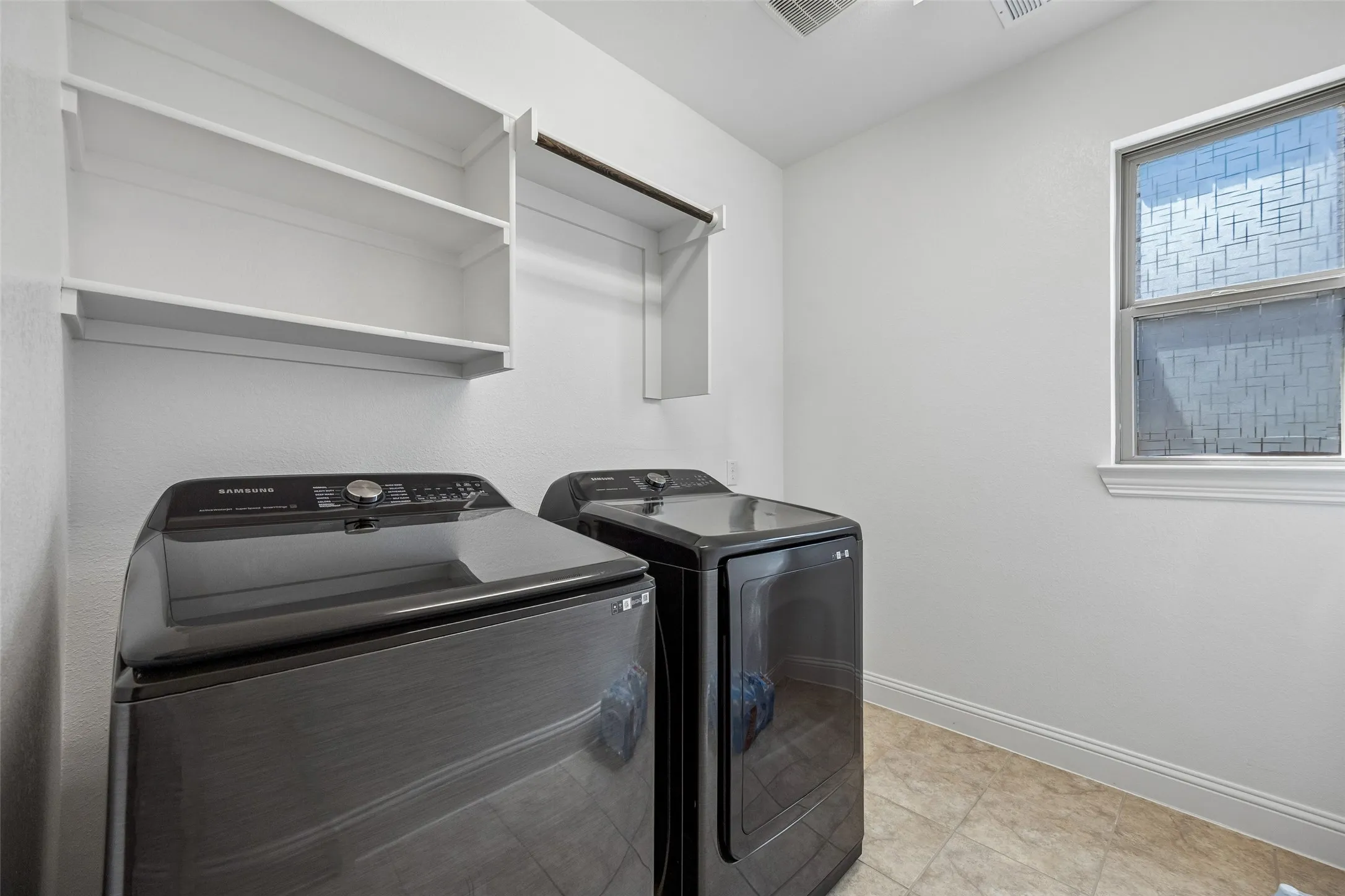 Single Family Residence For Sale in Johnson County , 1804 Landing Street, Mansfield, Texas 76063, 4 Bedroom, 4 Bathroom, 2 Garage spaces, 3,625 Sqft, built in 2022, mls#21354464, Real Estate Agent in Mansfield, Homes For Sale in Johnson county, Homes For Sale in Mansfield, Realtor in Mansfield Texas, Real Estate Brokerage Independent Realty Texas, Luminita Cordes Realtor