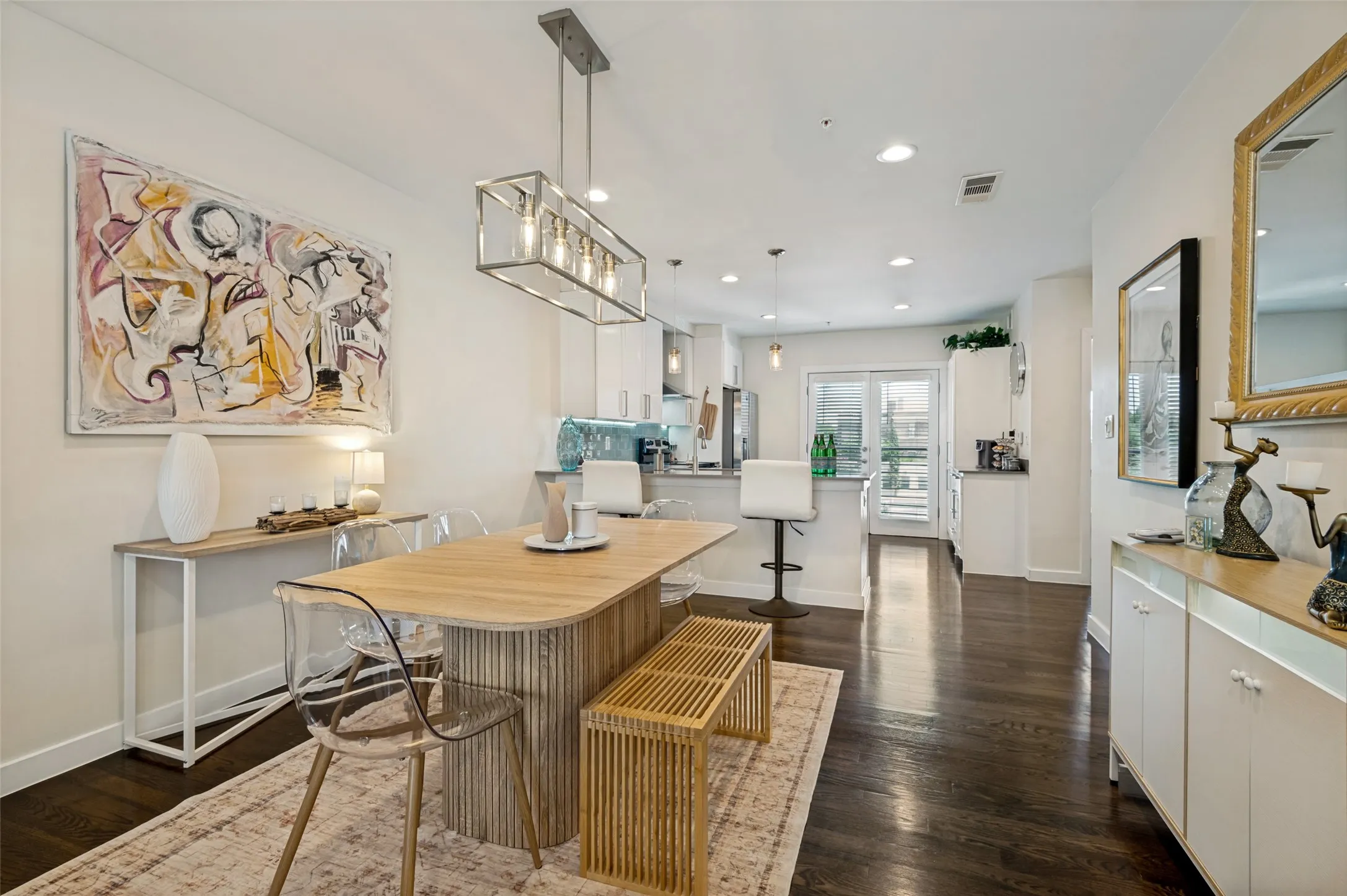 Condominium For Sale in Dallas County , 3922 GILBERT Avenue 214, Dallas, Texas 75219, 2 Bedroom, 3 Bathroom, 2 Garage spaces, 1,282 Sqft, built in 1997, mls#21364806, Real Estate Agent in Dallas, Homes For Sale in Dallas county, Homes For Sale in Dallas, Realtor in Dallas Texas, Real Estate Brokerage Independent Realty Texas, Luminita Cordes Realtor