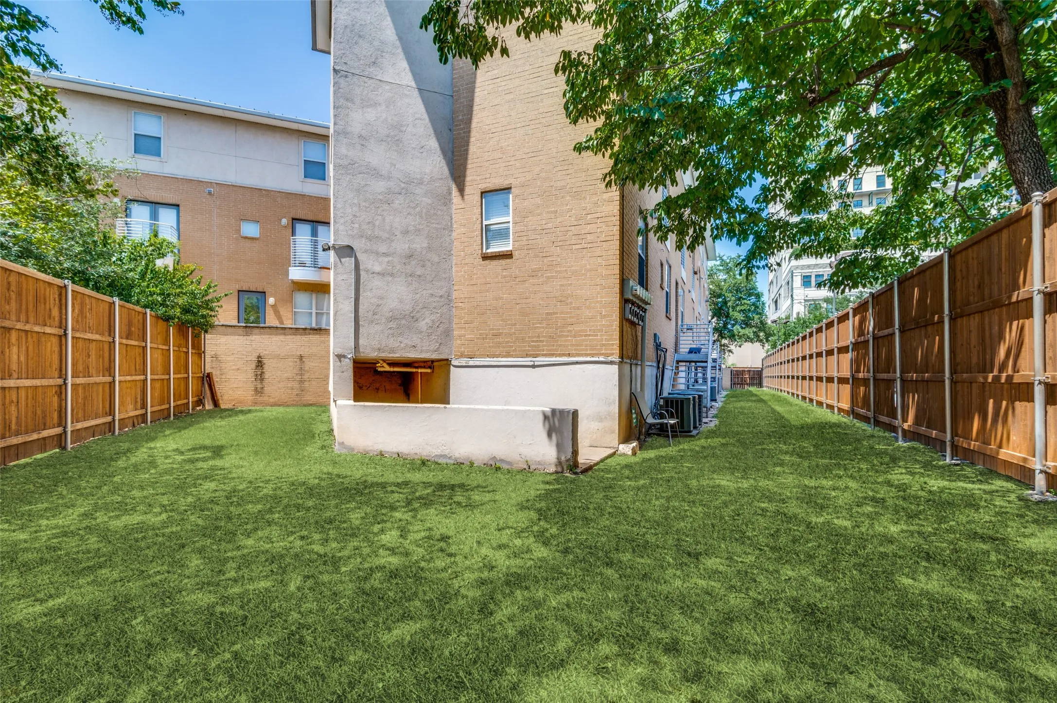 Condominium For Sale in Dallas County , 3922 GILBERT Avenue 214, Dallas, Texas 75219, 2 Bedroom, 3 Bathroom, 2 Garage spaces, 1,282 Sqft, built in 1997, mls#21364806, Real Estate Agent in Dallas, Homes For Sale in Dallas county, Homes For Sale in Dallas, Realtor in Dallas Texas, Real Estate Brokerage Independent Realty Texas, Luminita Cordes Realtor