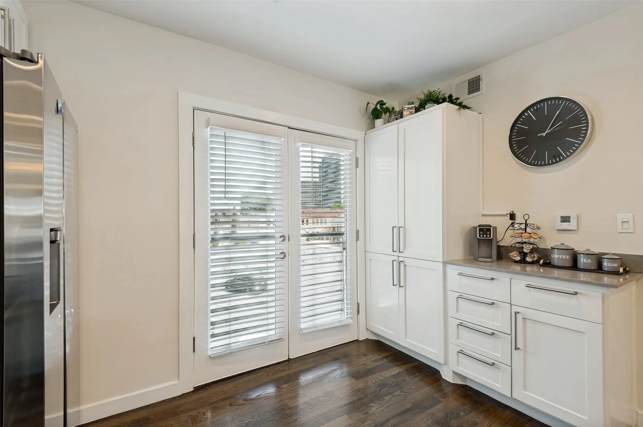 Condominium For Sale in Dallas County , 3922 GILBERT Avenue 214, Dallas, Texas 75219, 2 Bedroom, 3 Bathroom, 2 Garage spaces, 1,282 Sqft, built in 1997, mls#21364806, Real Estate Agent in Dallas, Homes For Sale in Dallas county, Homes For Sale in Dallas, Realtor in Dallas Texas, Real Estate Brokerage Independent Realty Texas, Luminita Cordes Realtor