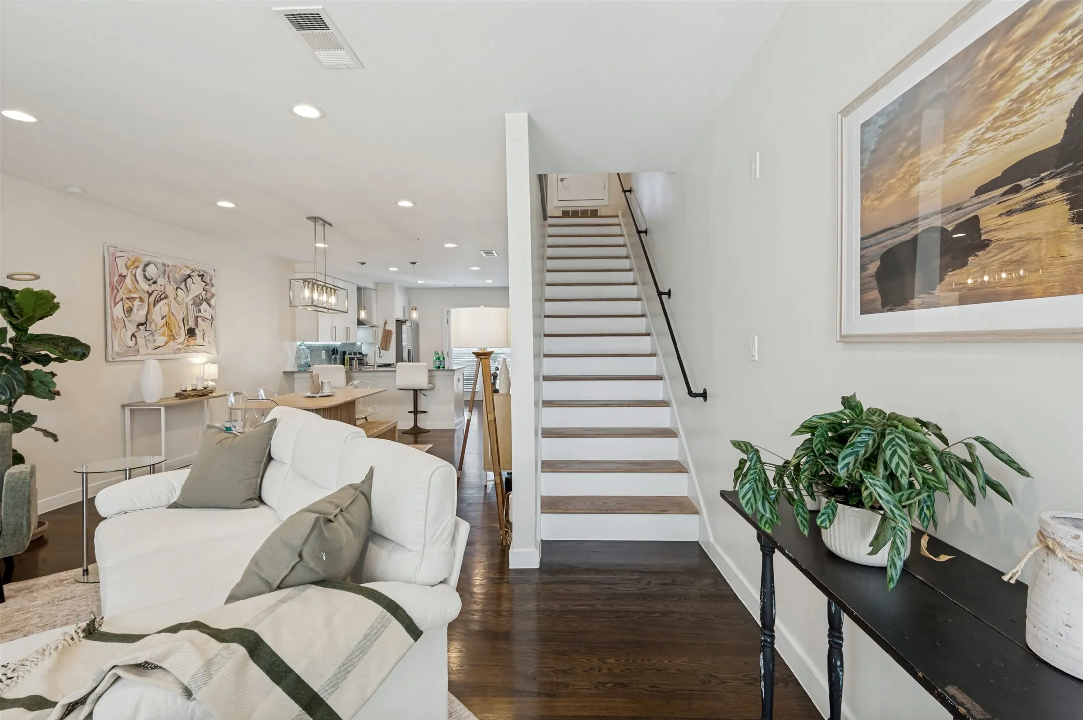 Condominium For Sale in Dallas County , 3922 GILBERT Avenue 214, Dallas, Texas 75219, 2 Bedroom, 3 Bathroom, 2 Garage spaces, 1,282 Sqft, built in 1997, mls#21364806, Real Estate Agent in Dallas, Homes For Sale in Dallas county, Homes For Sale in Dallas, Realtor in Dallas Texas, Real Estate Brokerage Independent Realty Texas, Luminita Cordes Realtor