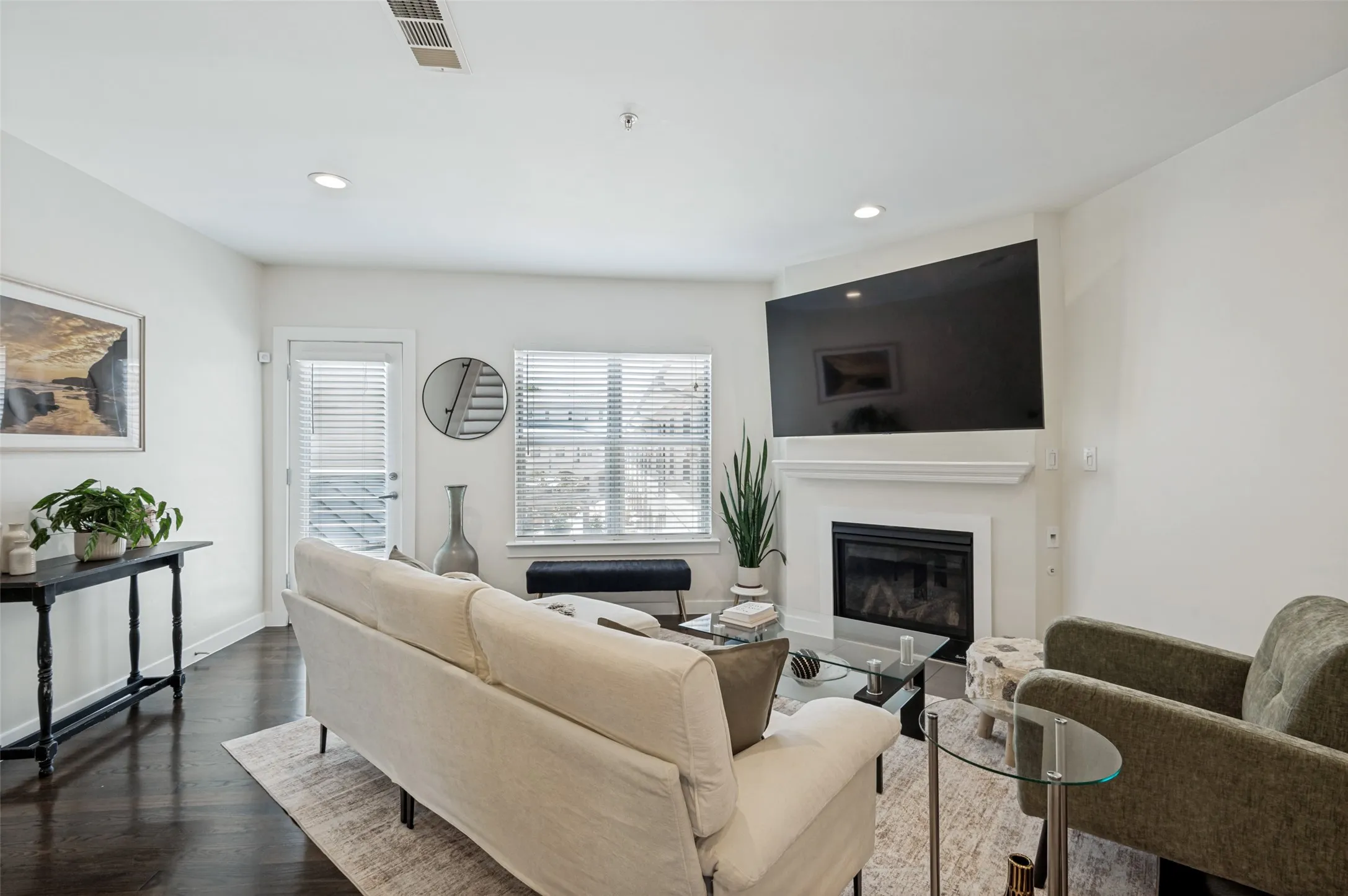 Condominium For Sale in Dallas County , 3922 GILBERT Avenue 214, Dallas, Texas 75219, 2 Bedroom, 3 Bathroom, 2 Garage spaces, 1,282 Sqft, built in 1997, mls#21364806, Real Estate Agent in Dallas, Homes For Sale in Dallas county, Homes For Sale in Dallas, Realtor in Dallas Texas, Real Estate Brokerage Independent Realty Texas, Luminita Cordes Realtor