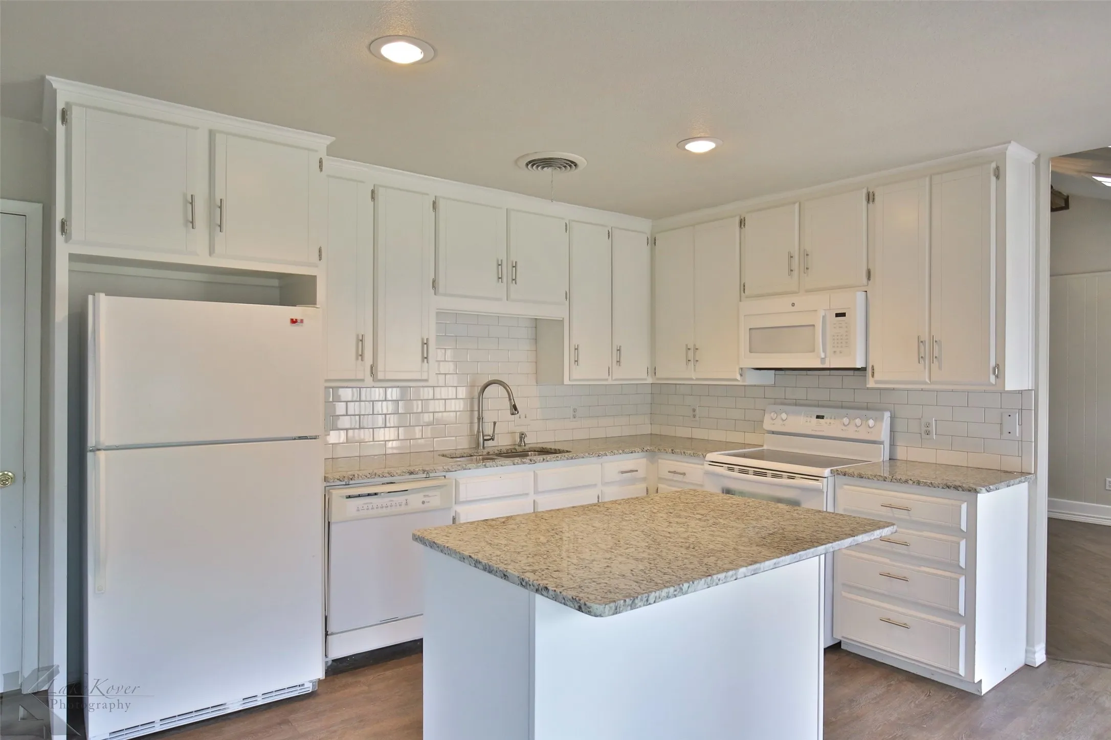 Single Family Residence For Rent in Taylor County , 1709 Pemelton Drive, Abilene, Texas 79601, 3 Bedroom, 2 Bathroom, 2 Garage spaces, 1,323 Sqft, built in 1983, mls#21362783, Real Estate Agent in Abilene, Homes For Rent in Taylor county, Homes For Rent in Abilene, Realtor in Abilene Texas, Real Estate Brokerage Independent Realty Texas, Luminita Cordes Realtor