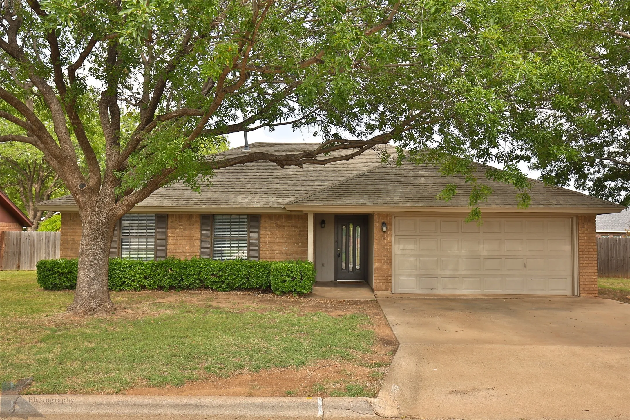 Single Family Residence For Rent in Taylor County , 1709 Pemelton Drive, Abilene, Texas 79601, 3 Bedroom, 2 Bathroom, 2 Garage spaces, 1,323 Sqft, built in 1983, mls#21362783, Real Estate Agent in Abilene, Homes For Rent in Taylor county, Homes For Rent in Abilene, Realtor in Abilene Texas, Real Estate Brokerage Independent Realty Texas, Luminita Cordes Realtor