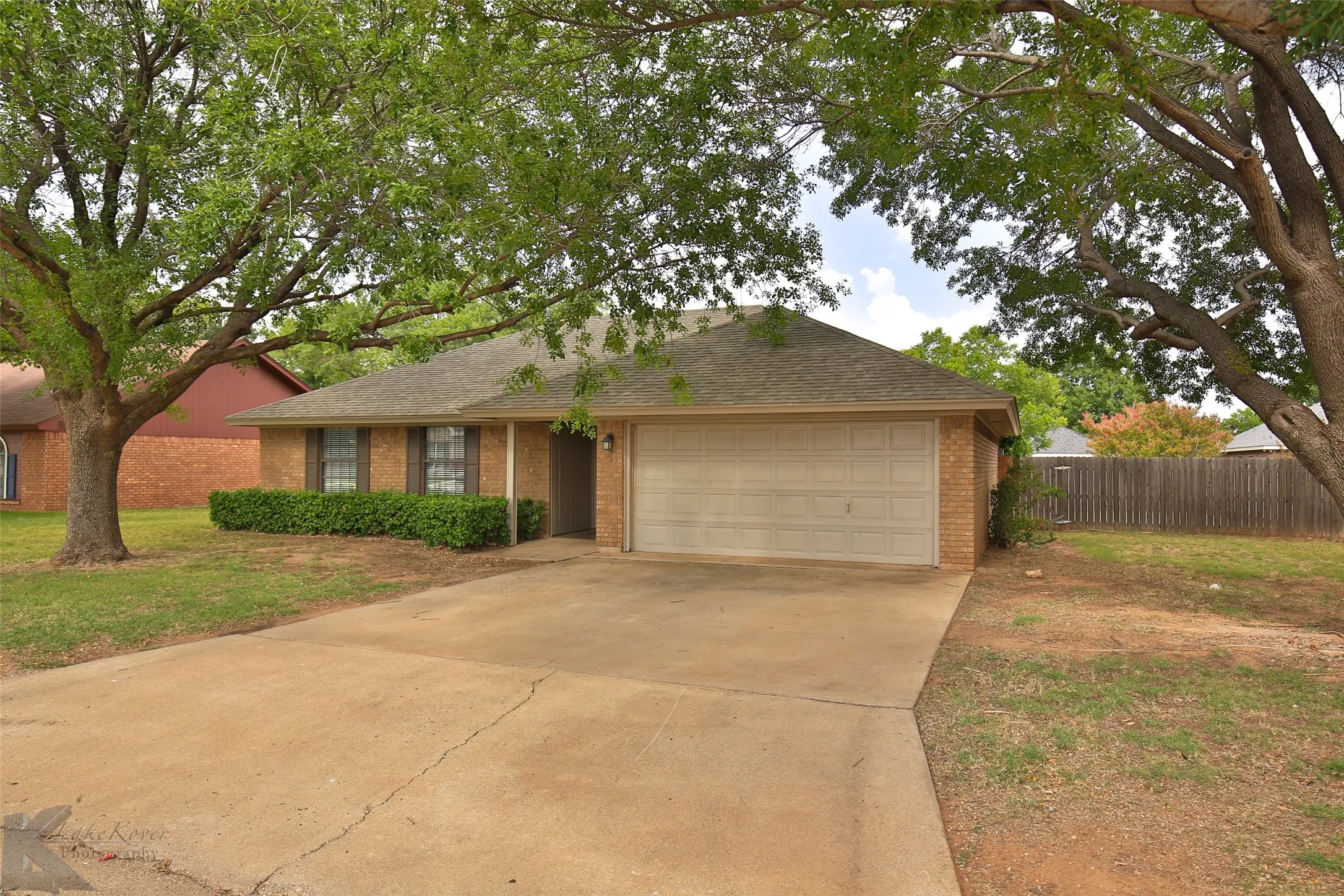 Single Family Residence For Rent in Taylor County , 1709 Pemelton Drive, Abilene, Texas 79601, 3 Bedroom, 2 Bathroom, 2 Garage spaces, 1,323 Sqft, built in 1983, mls#21362783, Real Estate Agent in Abilene, Homes For Rent in Taylor county, Homes For Rent in Abilene, Realtor in Abilene Texas, Real Estate Brokerage Independent Realty Texas, Luminita Cordes Realtor