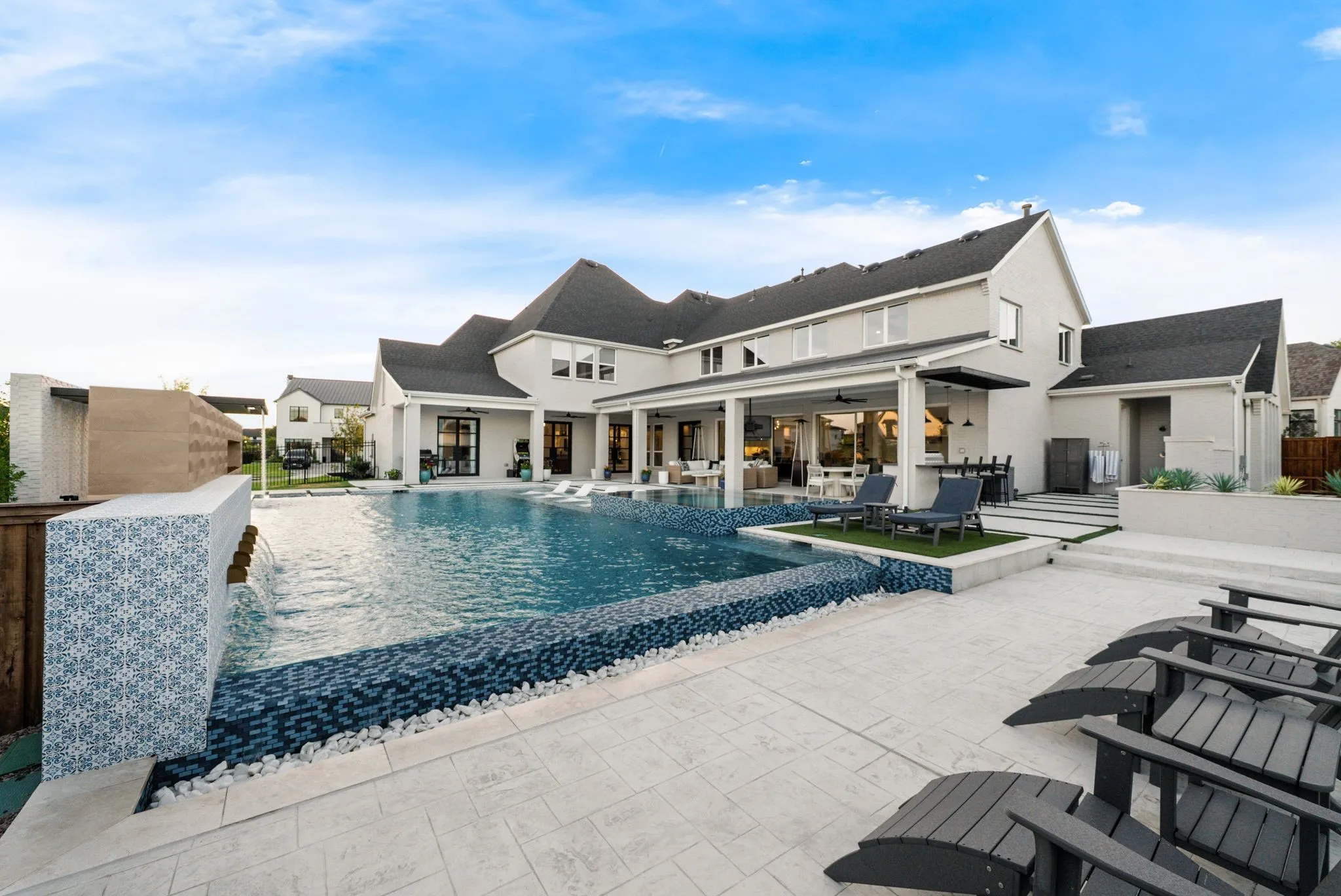 Pool bath with outdoor shower to the right