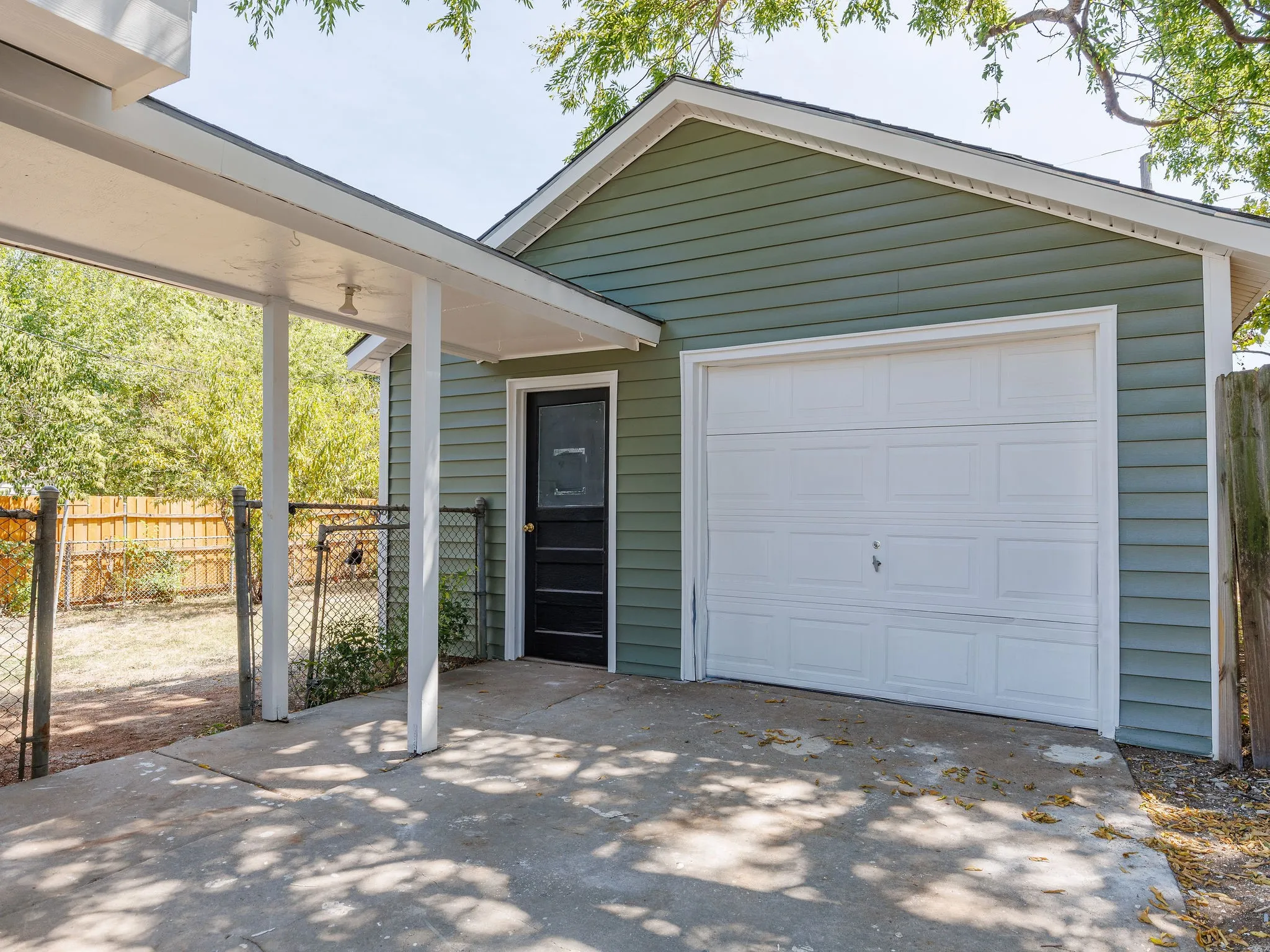 Single Family Residence For Sale in Tarrant County , 4033 Locke Avenue, Fort Worth, Texas 76107, 3 Bedroom, 2 Bathroom, 1 Garage spaces, 1,366 Sqft, built in 1946, mls#21363287, Real Estate Agent in Fort Worth, Homes For Sale in Tarrant county, Homes For Sale in Fort Worth, Realtor in Fort Worth Texas, Real Estate Brokerage Independent Realty Texas, Luminita Cordes Realtor