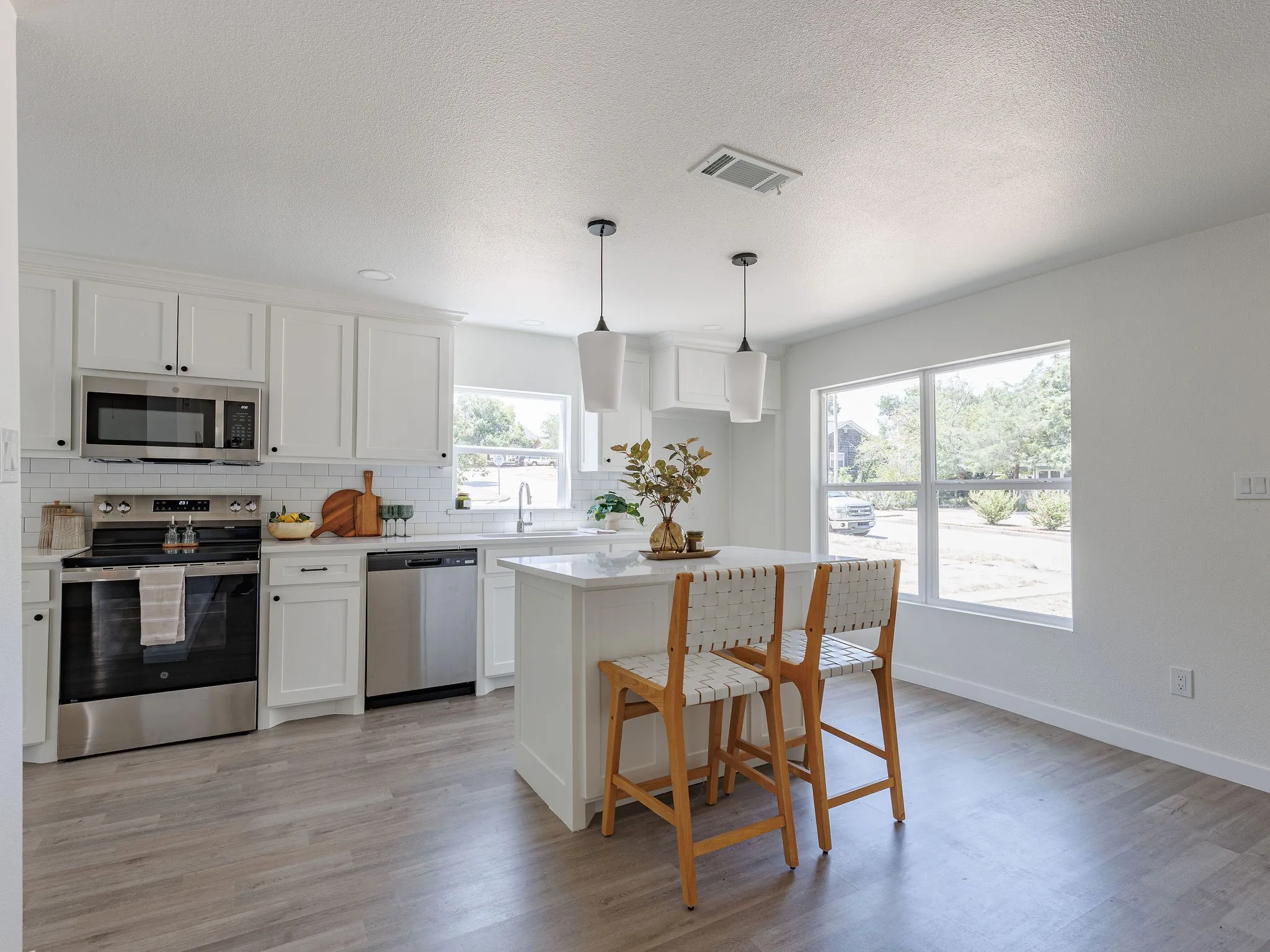 Single Family Residence For Sale in Tarrant County , 4033 Locke Avenue, Fort Worth, Texas 76107, 3 Bedroom, 2 Bathroom, 1 Garage spaces, 1,366 Sqft, built in 1946, mls#21363287, Real Estate Agent in Fort Worth, Homes For Sale in Tarrant county, Homes For Sale in Fort Worth, Realtor in Fort Worth Texas, Real Estate Brokerage Independent Realty Texas, Luminita Cordes Realtor