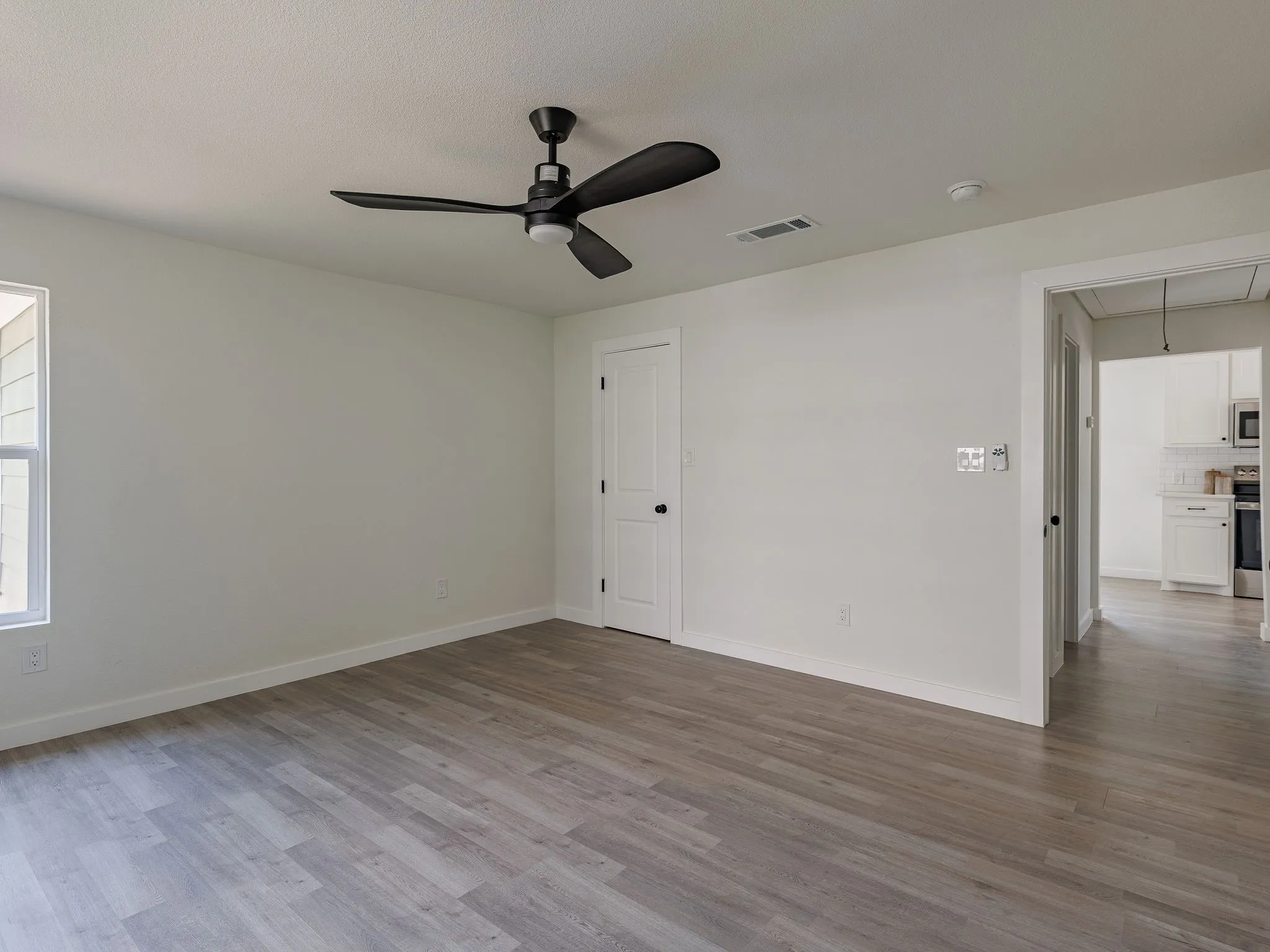 Single Family Residence For Sale in Tarrant County , 4033 Locke Avenue, Fort Worth, Texas 76107, 3 Bedroom, 2 Bathroom, 1 Garage spaces, 1,366 Sqft, built in 1946, mls#21363287, Real Estate Agent in Fort Worth, Homes For Sale in Tarrant county, Homes For Sale in Fort Worth, Realtor in Fort Worth Texas, Real Estate Brokerage Independent Realty Texas, Luminita Cordes Realtor