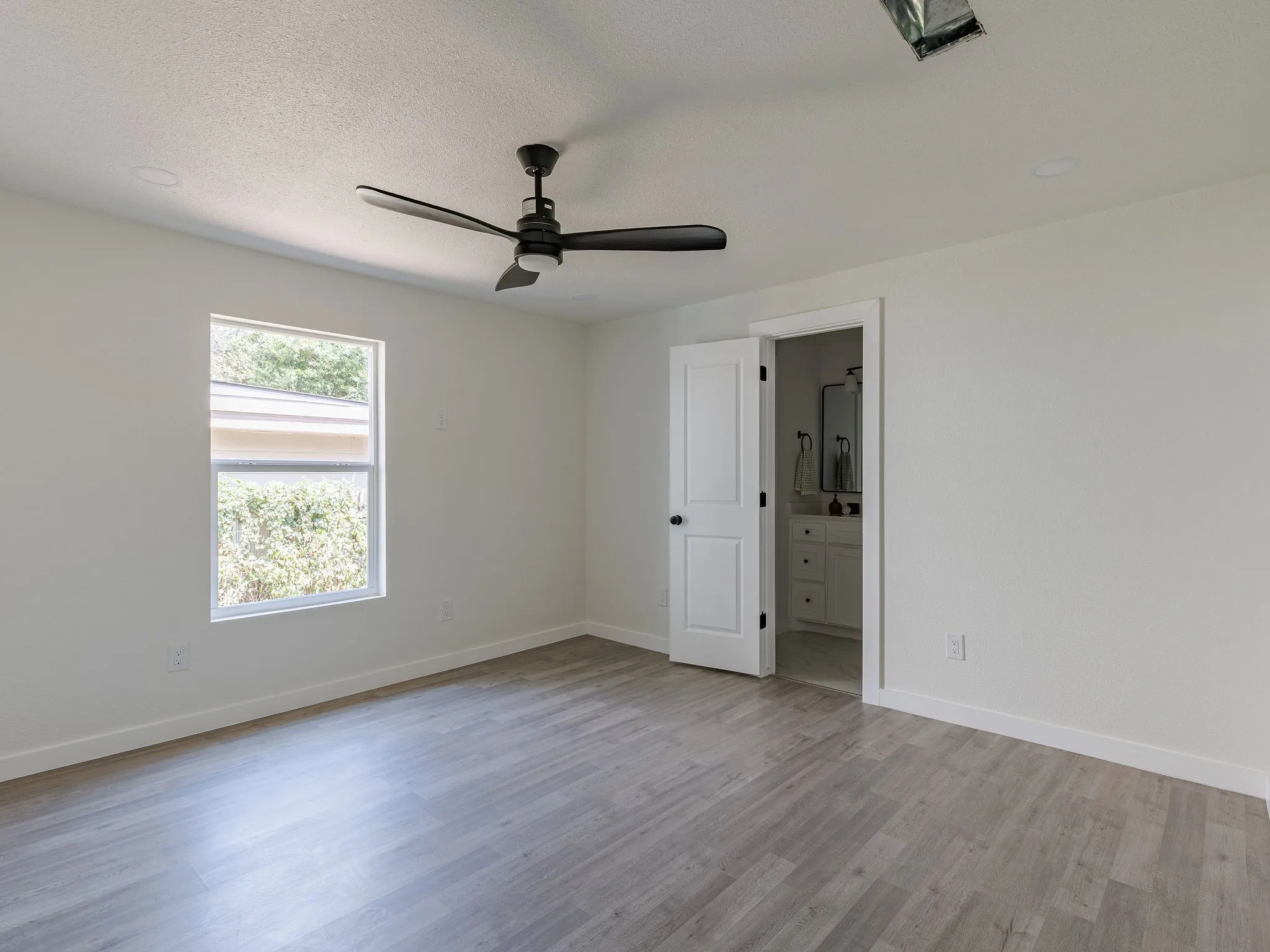 Single Family Residence For Sale in Tarrant County , 4033 Locke Avenue, Fort Worth, Texas 76107, 3 Bedroom, 2 Bathroom, 1 Garage spaces, 1,366 Sqft, built in 1946, mls#21363287, Real Estate Agent in Fort Worth, Homes For Sale in Tarrant county, Homes For Sale in Fort Worth, Realtor in Fort Worth Texas, Real Estate Brokerage Independent Realty Texas, Luminita Cordes Realtor