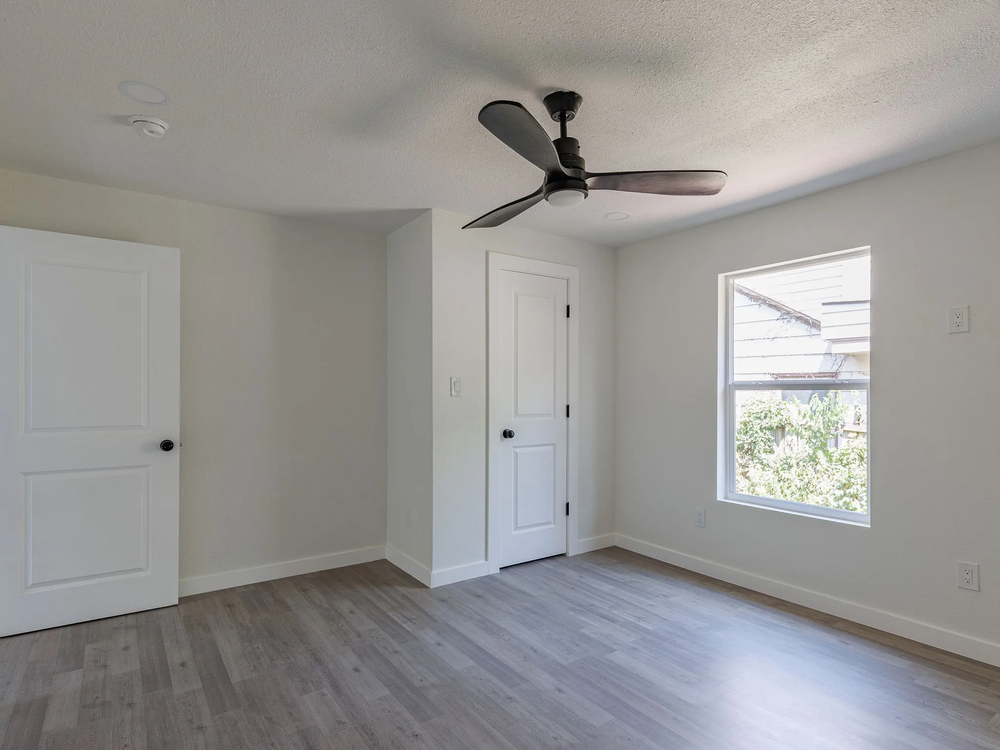 Single Family Residence For Sale in Tarrant County , 4033 Locke Avenue, Fort Worth, Texas 76107, 3 Bedroom, 2 Bathroom, 1 Garage spaces, 1,366 Sqft, built in 1946, mls#21363287, Real Estate Agent in Fort Worth, Homes For Sale in Tarrant county, Homes For Sale in Fort Worth, Realtor in Fort Worth Texas, Real Estate Brokerage Independent Realty Texas, Luminita Cordes Realtor