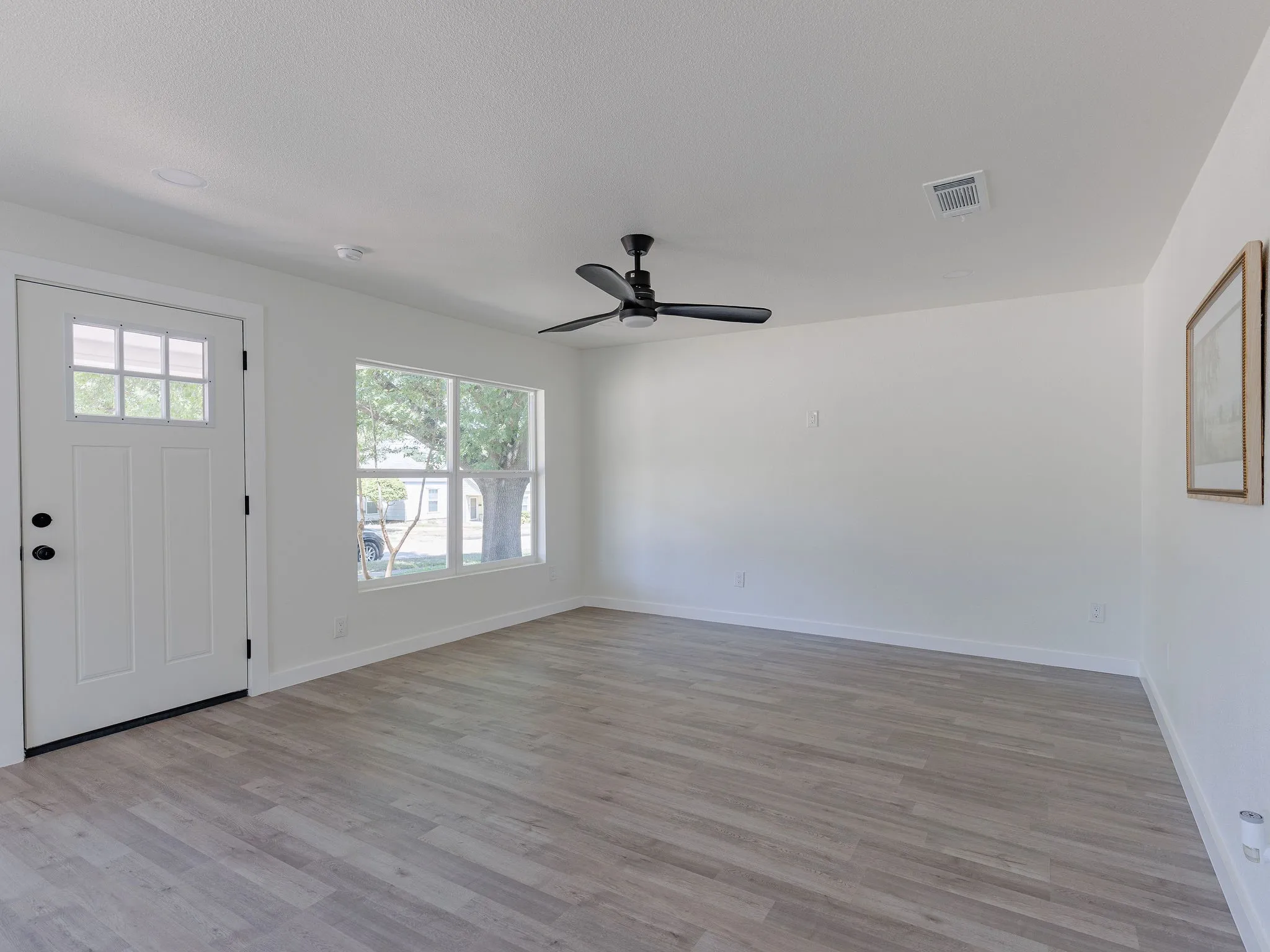 Single Family Residence For Sale in Tarrant County , 4033 Locke Avenue, Fort Worth, Texas 76107, 3 Bedroom, 2 Bathroom, 1 Garage spaces, 1,366 Sqft, built in 1946, mls#21363287, Real Estate Agent in Fort Worth, Homes For Sale in Tarrant county, Homes For Sale in Fort Worth, Realtor in Fort Worth Texas, Real Estate Brokerage Independent Realty Texas, Luminita Cordes Realtor