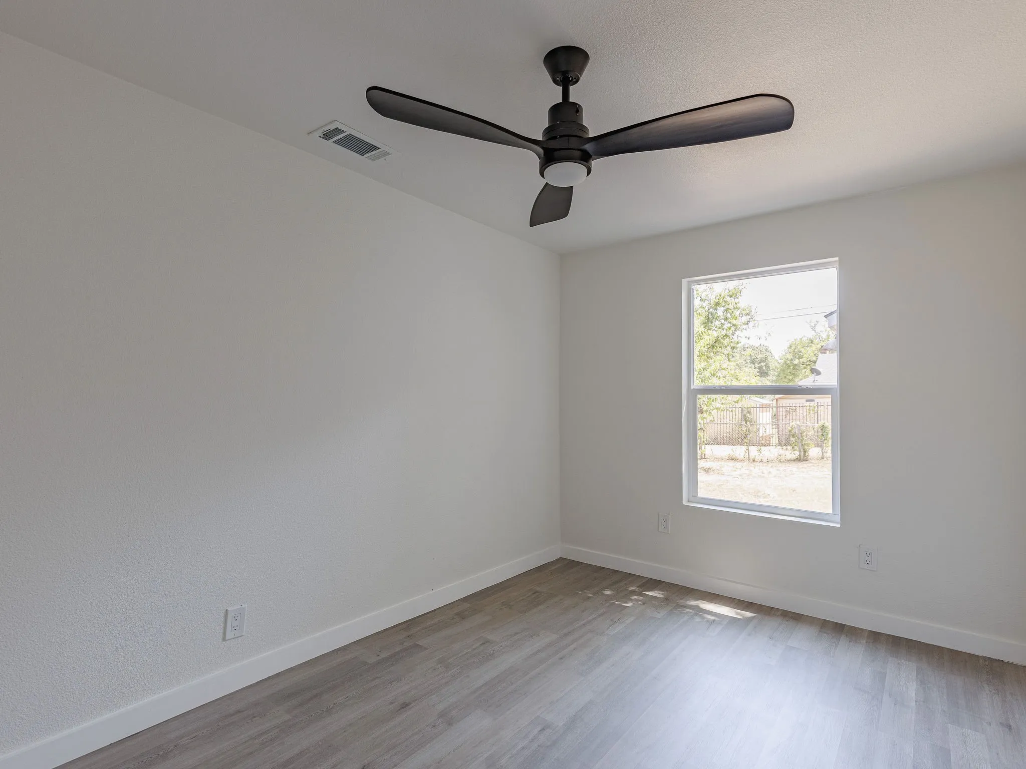 Single Family Residence For Sale in Tarrant County , 4033 Locke Avenue, Fort Worth, Texas 76107, 3 Bedroom, 2 Bathroom, 1 Garage spaces, 1,366 Sqft, built in 1946, mls#21363287, Real Estate Agent in Fort Worth, Homes For Sale in Tarrant county, Homes For Sale in Fort Worth, Realtor in Fort Worth Texas, Real Estate Brokerage Independent Realty Texas, Luminita Cordes Realtor