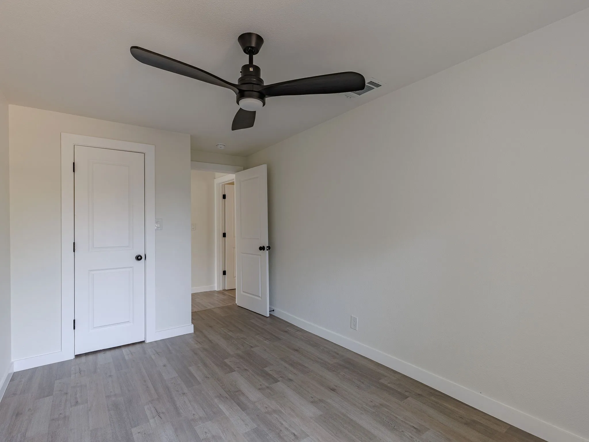 Single Family Residence For Sale in Tarrant County , 4033 Locke Avenue, Fort Worth, Texas 76107, 3 Bedroom, 2 Bathroom, 1 Garage spaces, 1,366 Sqft, built in 1946, mls#21363287, Real Estate Agent in Fort Worth, Homes For Sale in Tarrant county, Homes For Sale in Fort Worth, Realtor in Fort Worth Texas, Real Estate Brokerage Independent Realty Texas, Luminita Cordes Realtor