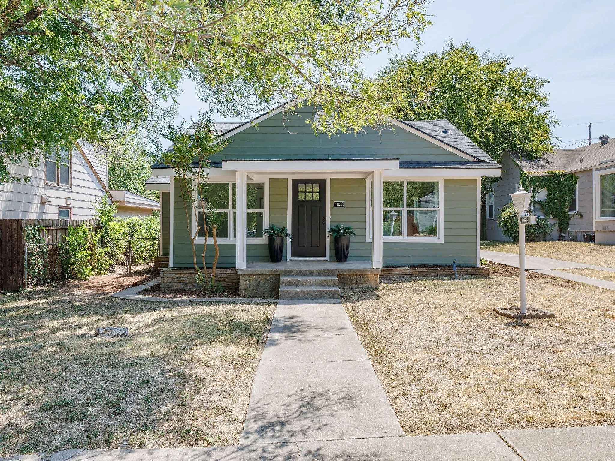 Single Family Residence For Sale in Tarrant County , 4033 Locke Avenue, Fort Worth, Texas 76107, 3 Bedroom, 2 Bathroom, 1 Garage spaces, 1,366 Sqft, built in 1946, mls#21363287, Real Estate Agent in Fort Worth, Homes For Sale in Tarrant county, Homes For Sale in Fort Worth, Realtor in Fort Worth Texas, Real Estate Brokerage Independent Realty Texas, Luminita Cordes Realtor