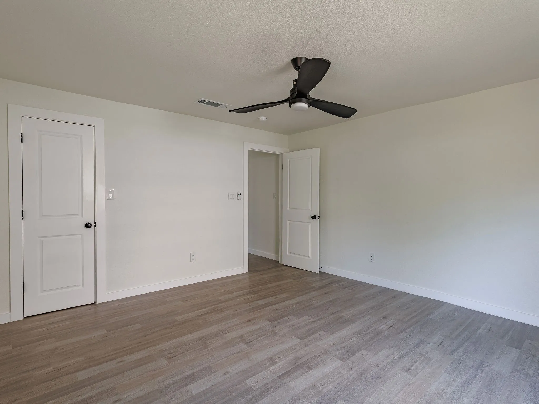 Single Family Residence For Sale in Tarrant County , 4033 Locke Avenue, Fort Worth, Texas 76107, 3 Bedroom, 2 Bathroom, 1 Garage spaces, 1,366 Sqft, built in 1946, mls#21363287, Real Estate Agent in Fort Worth, Homes For Sale in Tarrant county, Homes For Sale in Fort Worth, Realtor in Fort Worth Texas, Real Estate Brokerage Independent Realty Texas, Luminita Cordes Realtor