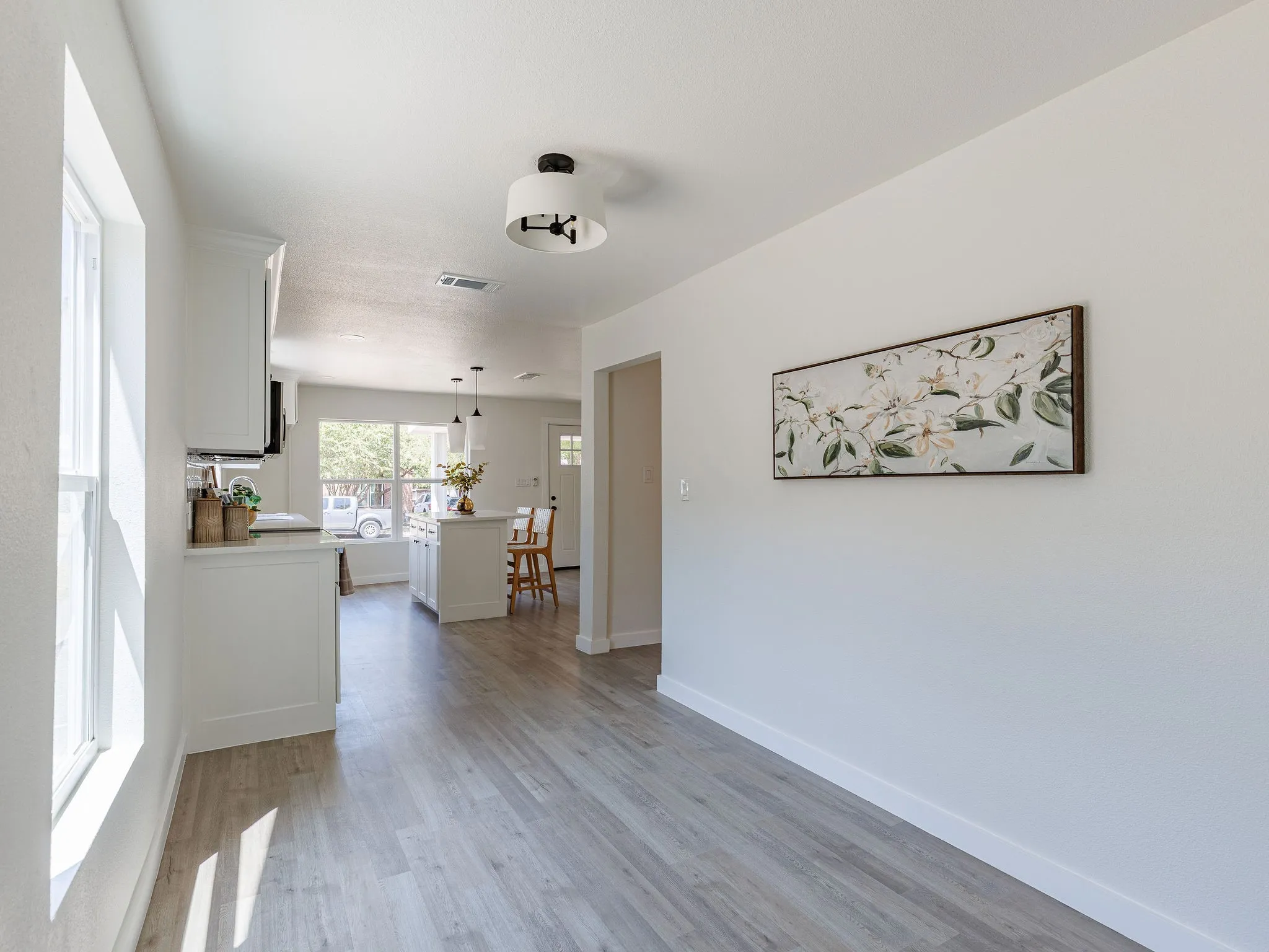 Single Family Residence For Sale in Tarrant County , 4033 Locke Avenue, Fort Worth, Texas 76107, 3 Bedroom, 2 Bathroom, 1 Garage spaces, 1,366 Sqft, built in 1946, mls#21363287, Real Estate Agent in Fort Worth, Homes For Sale in Tarrant county, Homes For Sale in Fort Worth, Realtor in Fort Worth Texas, Real Estate Brokerage Independent Realty Texas, Luminita Cordes Realtor