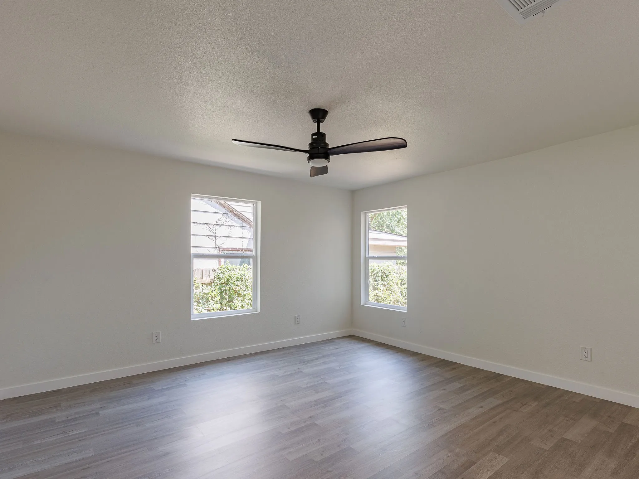Single Family Residence For Sale in Tarrant County , 4033 Locke Avenue, Fort Worth, Texas 76107, 3 Bedroom, 2 Bathroom, 1 Garage spaces, 1,366 Sqft, built in 1946, mls#21363287, Real Estate Agent in Fort Worth, Homes For Sale in Tarrant county, Homes For Sale in Fort Worth, Realtor in Fort Worth Texas, Real Estate Brokerage Independent Realty Texas, Luminita Cordes Realtor