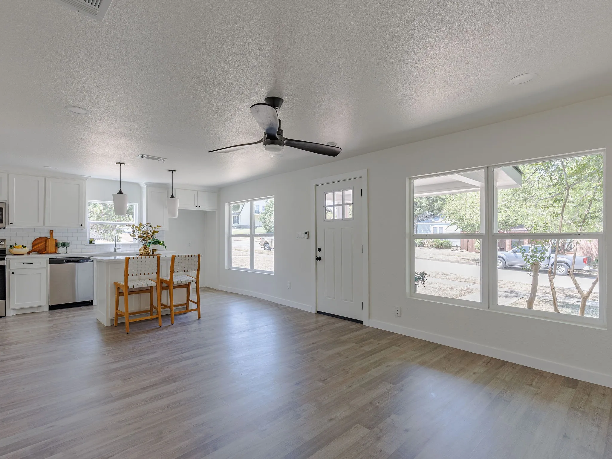 Single Family Residence For Sale in Tarrant County , 4033 Locke Avenue, Fort Worth, Texas 76107, 3 Bedroom, 2 Bathroom, 1 Garage spaces, 1,366 Sqft, built in 1946, mls#21363287, Real Estate Agent in Fort Worth, Homes For Sale in Tarrant county, Homes For Sale in Fort Worth, Realtor in Fort Worth Texas, Real Estate Brokerage Independent Realty Texas, Luminita Cordes Realtor