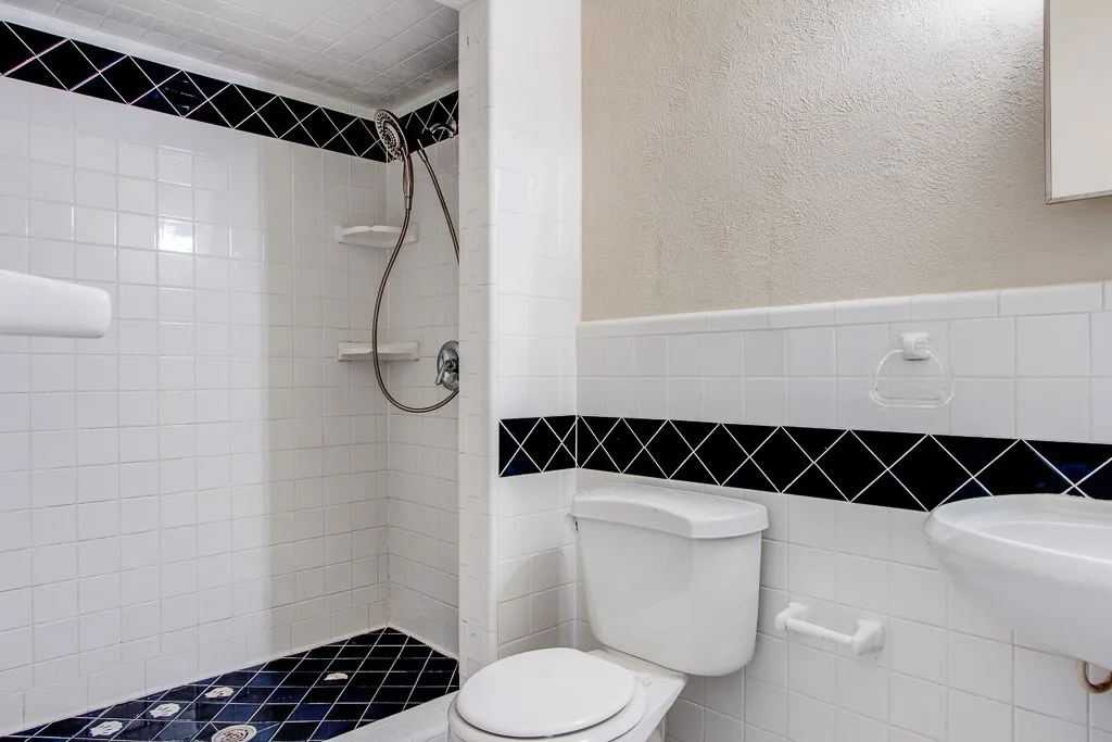 Single Family Residence For Rent in Collin County , 631 Valley View Drive, Allen, Texas 75002, 3 Bedroom, 2 Bathroom, 1 Garage spaces, 1,347 Sqft, built in 1979, mls#21364822, Real Estate Agent in Allen, Homes For Rent in Collin county, Homes For Rent in Allen, Realtor in Allen Texas, Real Estate Brokerage Independent Realty Texas, Luminita Cordes Realtor
