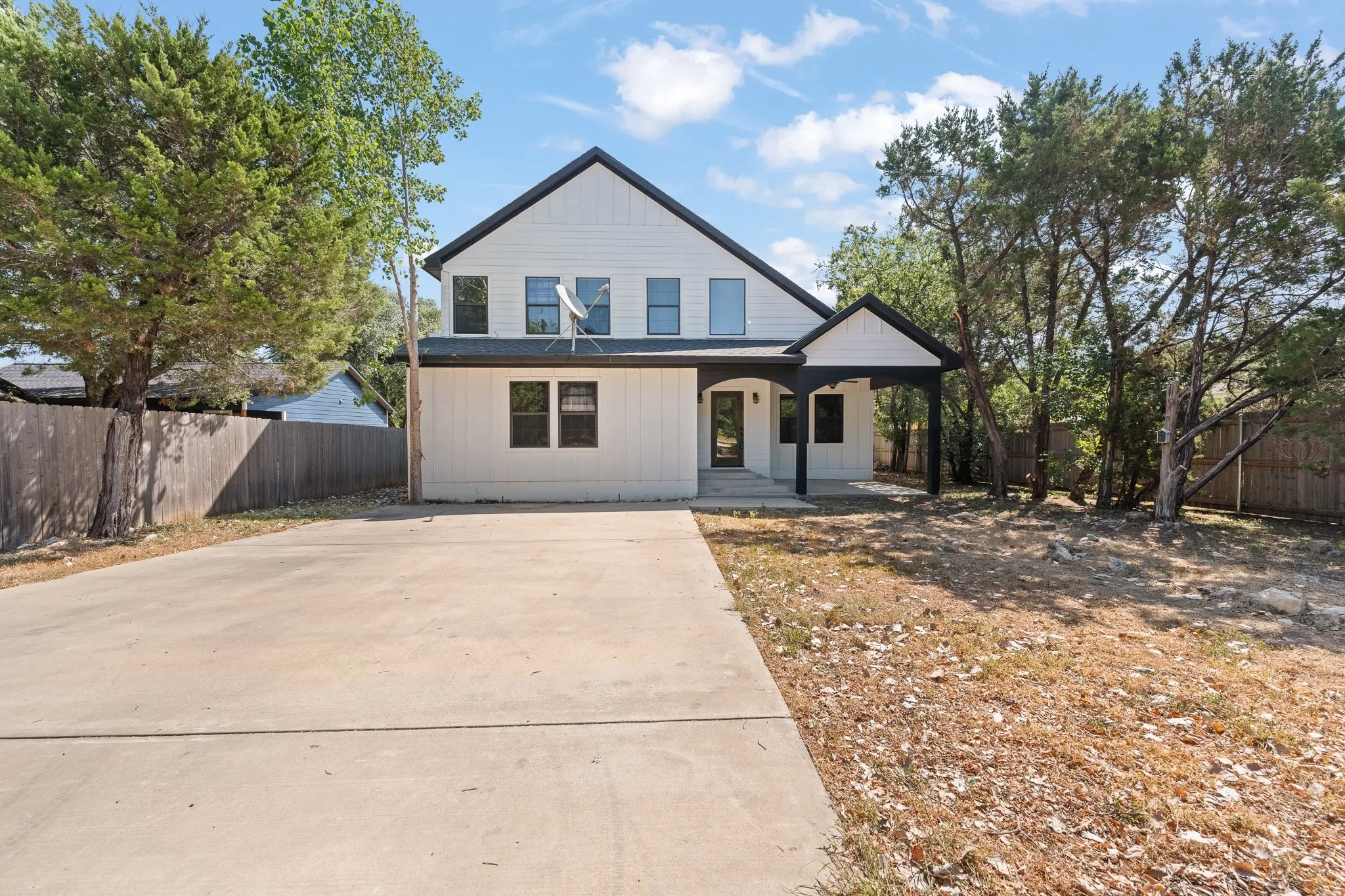 Single Family Residence For Sale in Johnson County , 9405 Hilltop Street, Rio Vista, Texas 76093, 4 Bedroom, 4 Bathroom, Garage spaces, 2,896 Sqft, built in 2020, mls#21363812, Real Estate Agent in Rio Vista, Homes For Sale in Johnson county, Homes For Sale in Rio Vista, Realtor in Rio Vista Texas, Real Estate Brokerage Independent Realty Texas, Luminita Cordes Realtor