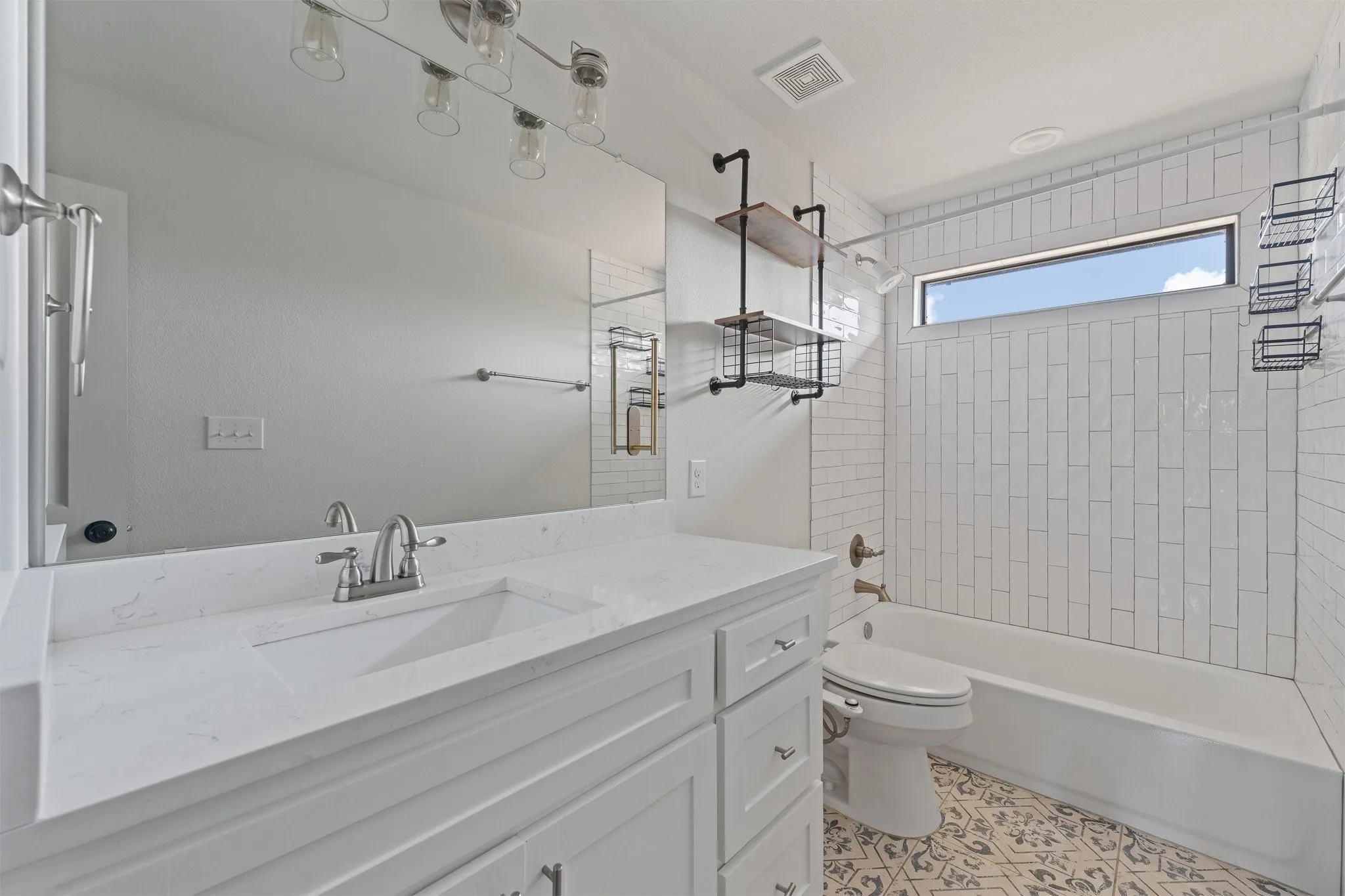 Single Family Residence For Sale in Johnson County , 9405 Hilltop Street, Rio Vista, Texas 76093, 4 Bedroom, 4 Bathroom, Garage spaces, 2,896 Sqft, built in 2020, mls#21363812, Real Estate Agent in Rio Vista, Homes For Sale in Johnson county, Homes For Sale in Rio Vista, Realtor in Rio Vista Texas, Real Estate Brokerage Independent Realty Texas, Luminita Cordes Realtor