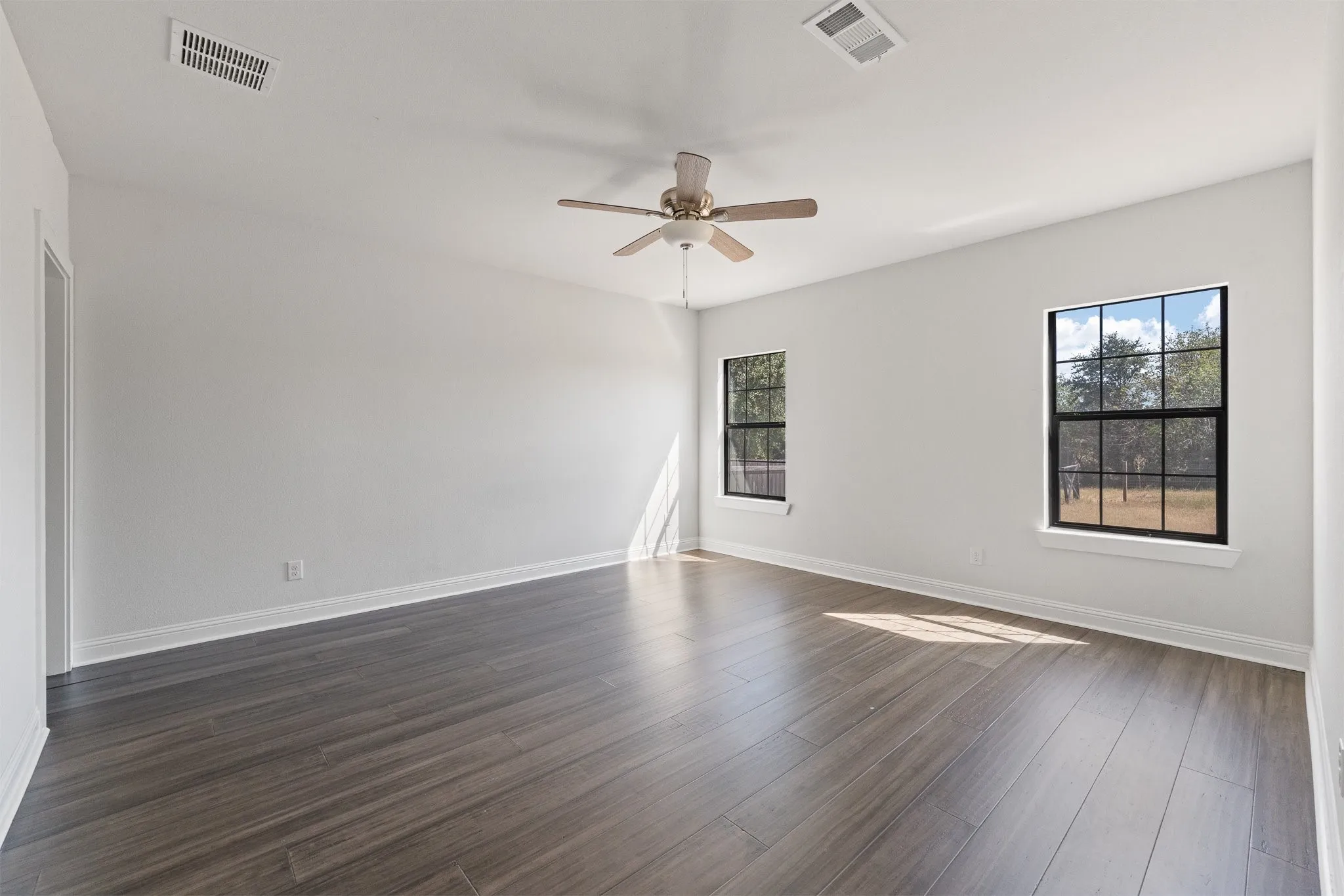 Single Family Residence For Sale in Johnson County , 9405 Hilltop Street, Rio Vista, Texas 76093, 4 Bedroom, 4 Bathroom, Garage spaces, 2,896 Sqft, built in 2020, mls#21363812, Real Estate Agent in Rio Vista, Homes For Sale in Johnson county, Homes For Sale in Rio Vista, Realtor in Rio Vista Texas, Real Estate Brokerage Independent Realty Texas, Luminita Cordes Realtor
