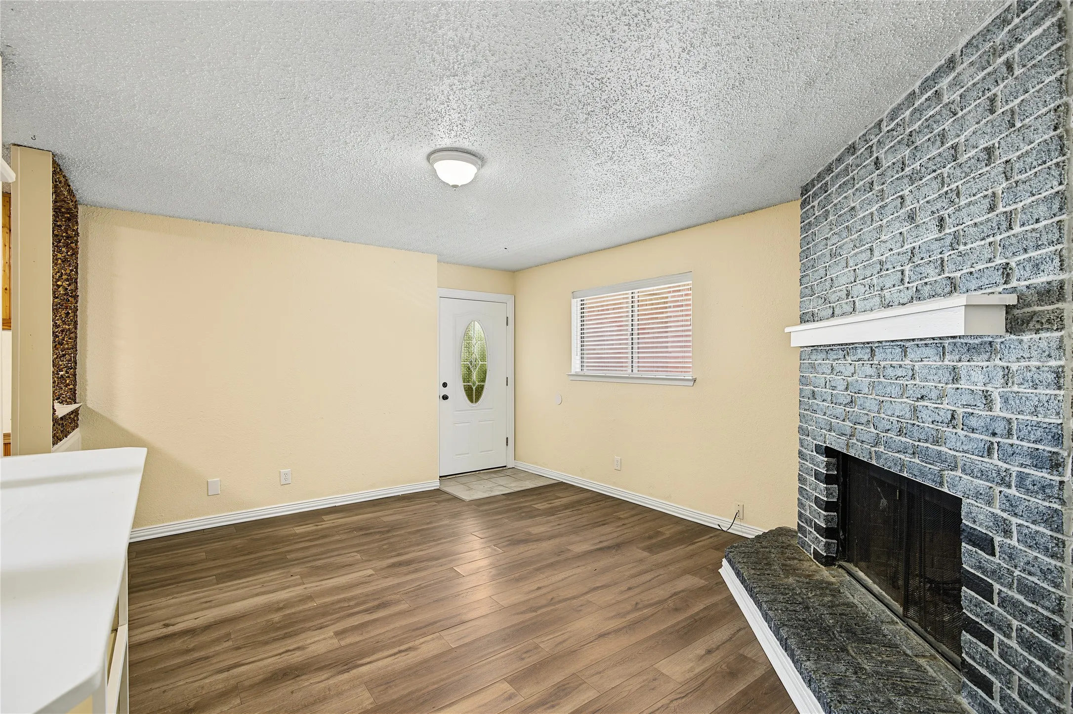 Single Family Residence For Sale in Tarrant County , 125 Allencrest Drive, White Settlement, Texas 76108, 3 Bedroom, 2 Bathroom, 2 Garage spaces, 1,424 Sqft, built in 1984, mls#21363026, Real Estate Agent in White Settlement, Homes For Sale in Tarrant county, Homes For Sale in White Settlement, Realtor in White Settlement Texas, Real Estate Brokerage Independent Realty Texas, Luminita Cordes Realtor