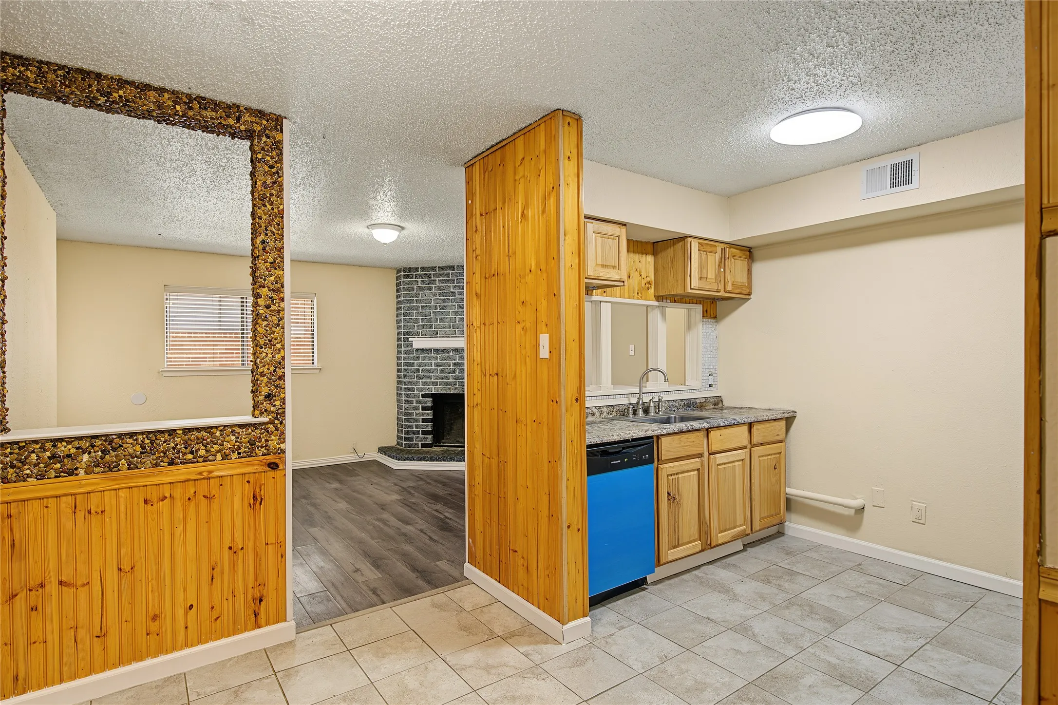 Single Family Residence For Sale in Tarrant County , 125 Allencrest Drive, White Settlement, Texas 76108, 3 Bedroom, 2 Bathroom, 2 Garage spaces, 1,424 Sqft, built in 1984, mls#21363026, Real Estate Agent in White Settlement, Homes For Sale in Tarrant county, Homes For Sale in White Settlement, Realtor in White Settlement Texas, Real Estate Brokerage Independent Realty Texas, Luminita Cordes Realtor