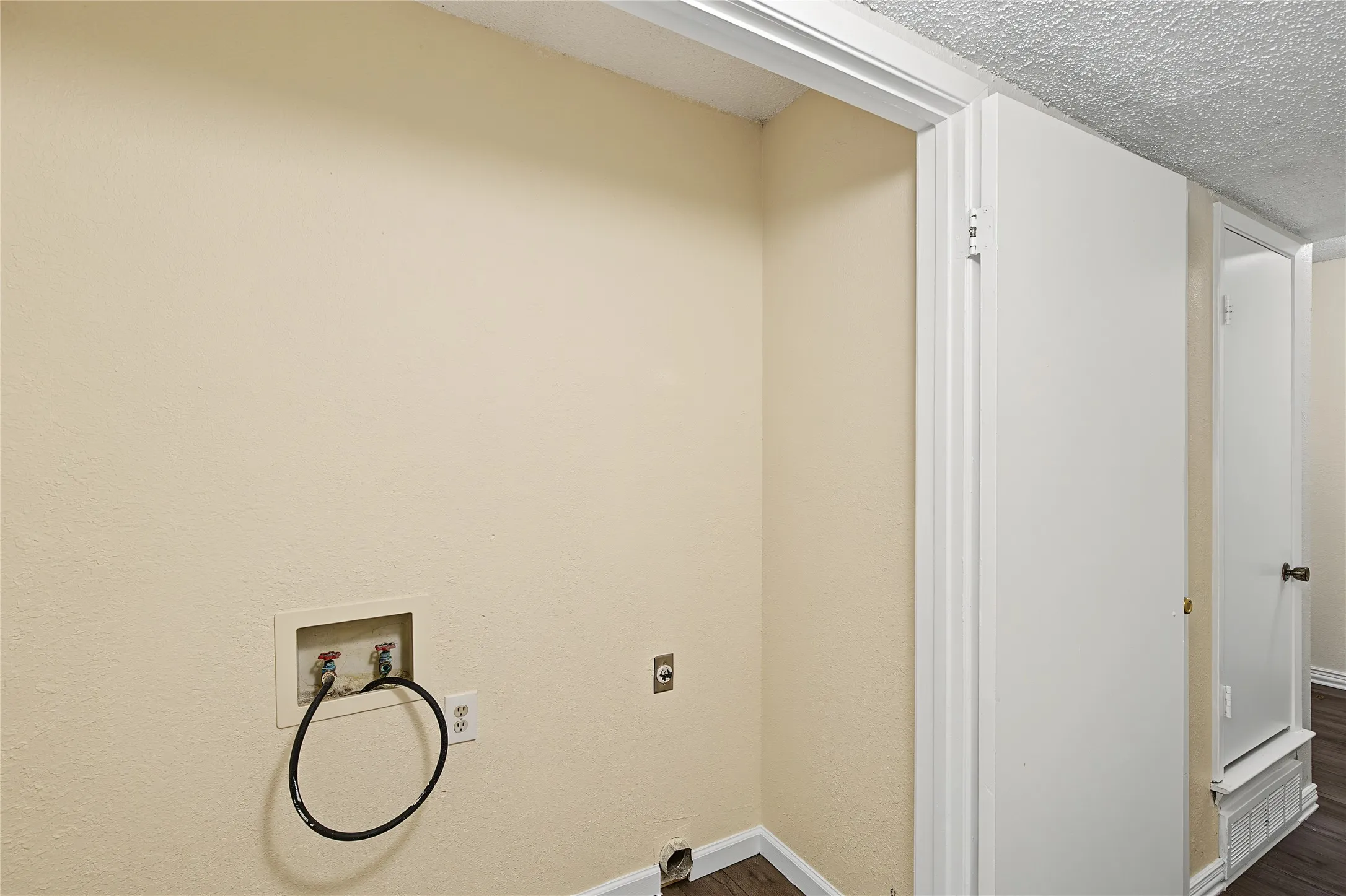 Single Family Residence For Sale in Tarrant County , 125 Allencrest Drive, White Settlement, Texas 76108, 3 Bedroom, 2 Bathroom, 2 Garage spaces, 1,424 Sqft, built in 1984, mls#21363026, Real Estate Agent in White Settlement, Homes For Sale in Tarrant county, Homes For Sale in White Settlement, Realtor in White Settlement Texas, Real Estate Brokerage Independent Realty Texas, Luminita Cordes Realtor