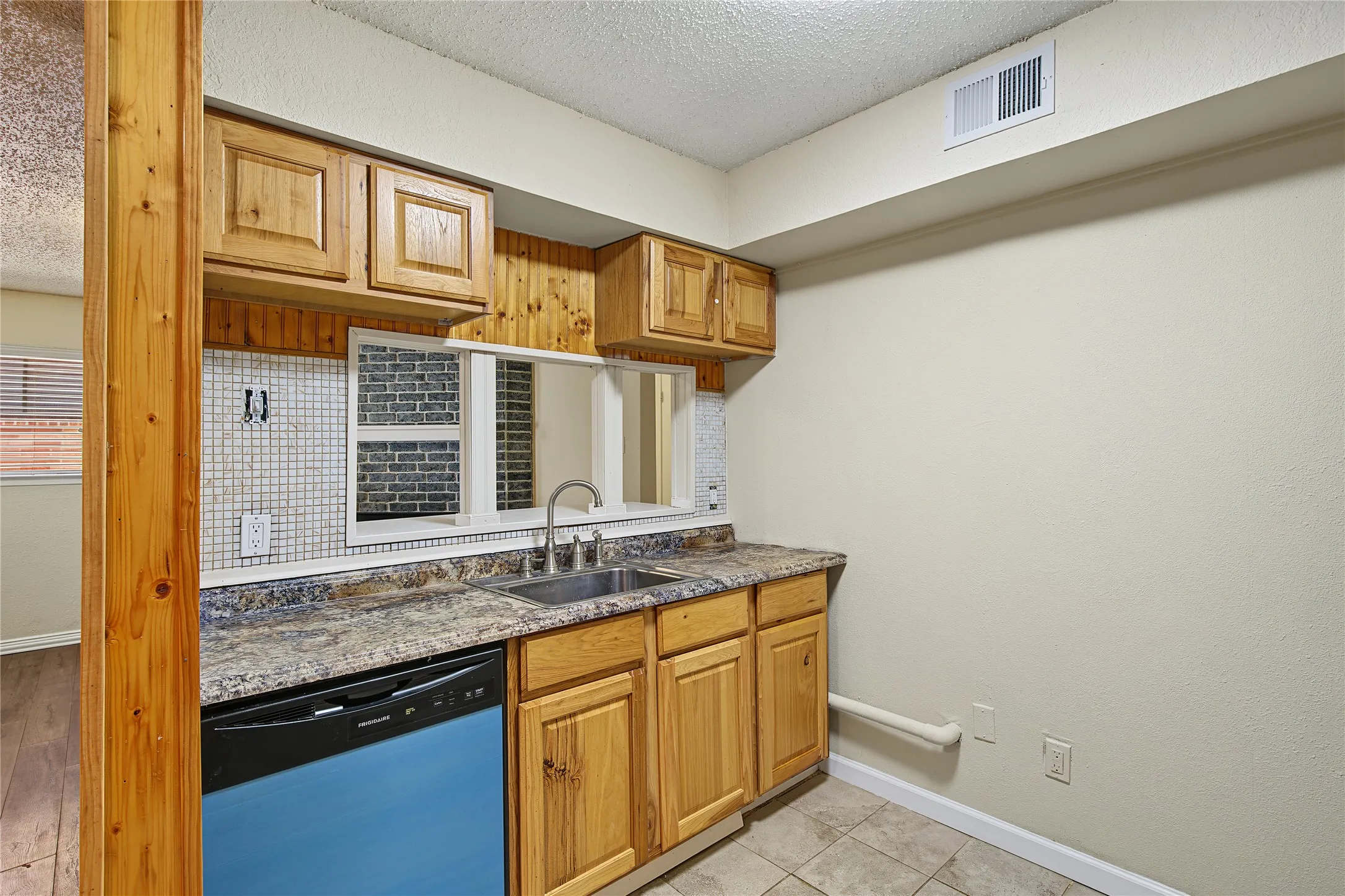 Single Family Residence For Sale in Tarrant County , 125 Allencrest Drive, White Settlement, Texas 76108, 3 Bedroom, 2 Bathroom, 2 Garage spaces, 1,424 Sqft, built in 1984, mls#21363026, Real Estate Agent in White Settlement, Homes For Sale in Tarrant county, Homes For Sale in White Settlement, Realtor in White Settlement Texas, Real Estate Brokerage Independent Realty Texas, Luminita Cordes Realtor