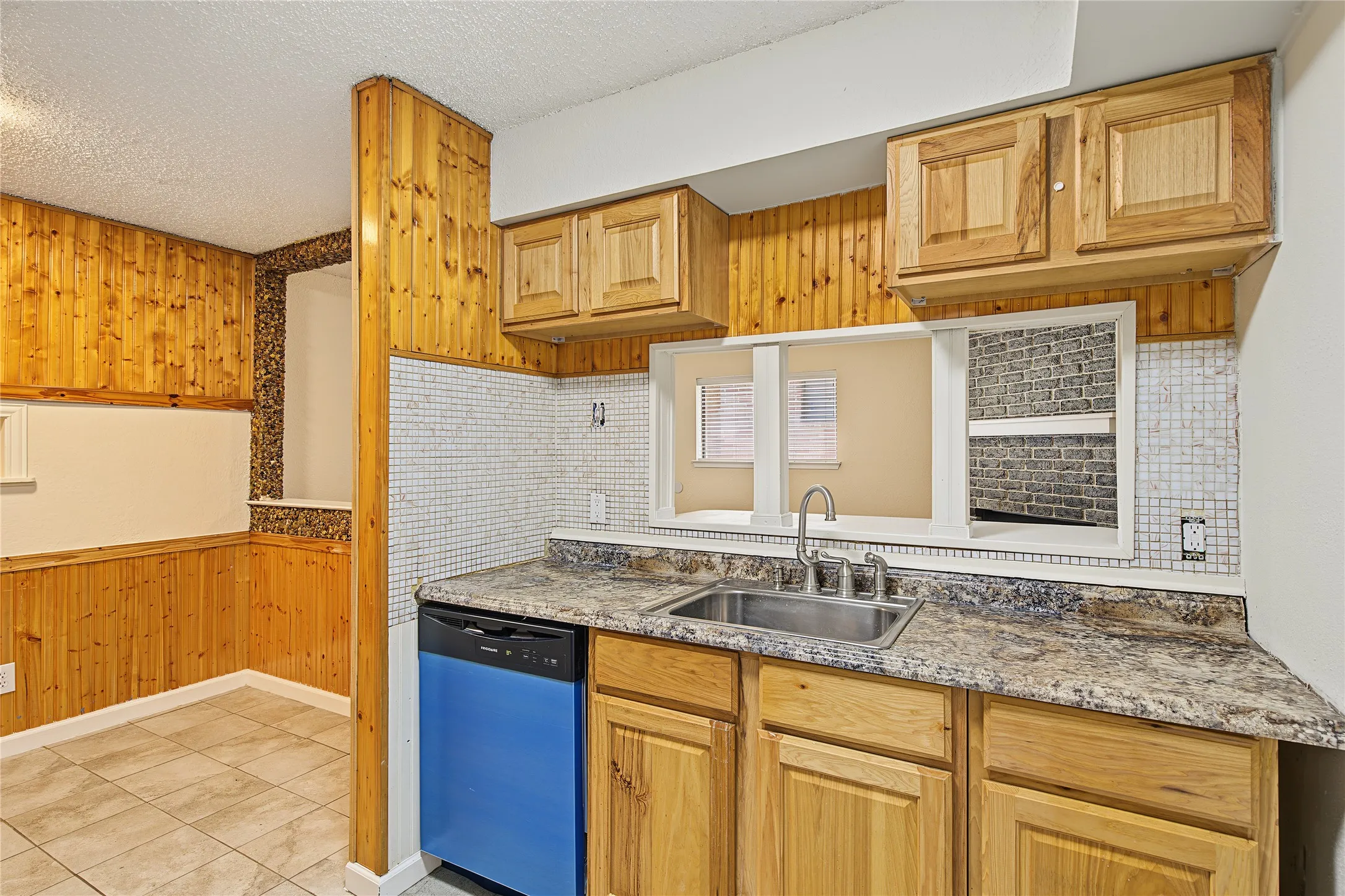 Single Family Residence For Sale in Tarrant County , 125 Allencrest Drive, White Settlement, Texas 76108, 3 Bedroom, 2 Bathroom, 2 Garage spaces, 1,424 Sqft, built in 1984, mls#21363026, Real Estate Agent in White Settlement, Homes For Sale in Tarrant county, Homes For Sale in White Settlement, Realtor in White Settlement Texas, Real Estate Brokerage Independent Realty Texas, Luminita Cordes Realtor