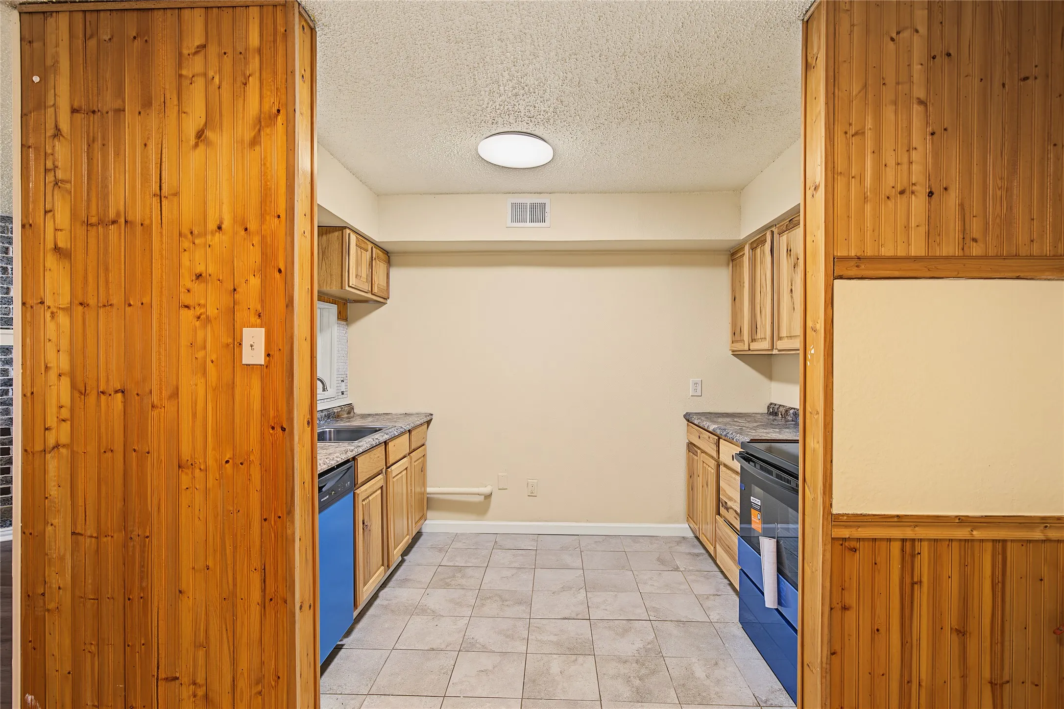 Single Family Residence For Sale in Tarrant County , 125 Allencrest Drive, White Settlement, Texas 76108, 3 Bedroom, 2 Bathroom, 2 Garage spaces, 1,424 Sqft, built in 1984, mls#21363026, Real Estate Agent in White Settlement, Homes For Sale in Tarrant county, Homes For Sale in White Settlement, Realtor in White Settlement Texas, Real Estate Brokerage Independent Realty Texas, Luminita Cordes Realtor