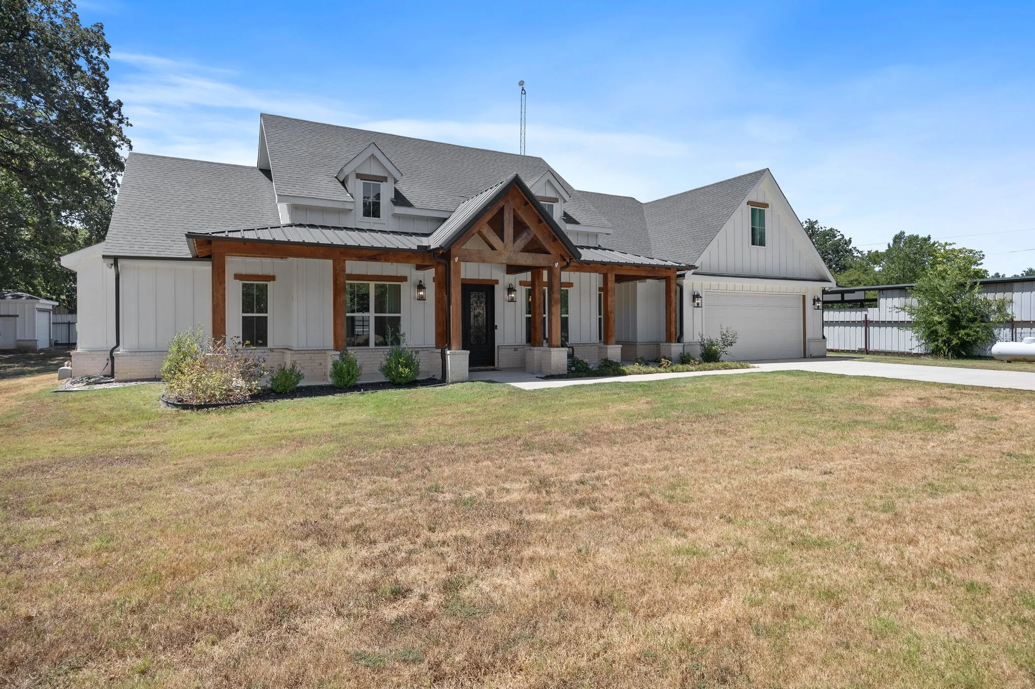 Single Family Residence For Sale in Kaufman County , 17803 County Road 381, Terrell, Texas 75161, 3 Bedroom, 3 Bathroom, 2 Garage spaces, 2,548 Sqft, built in 2022, mls#21362344, Real Estate Agent in Terrell, Homes For Sale in Kaufman county, Homes For Sale in Terrell, Realtor in Terrell Texas, Real Estate Brokerage Independent Realty Texas, Luminita Cordes Realtor