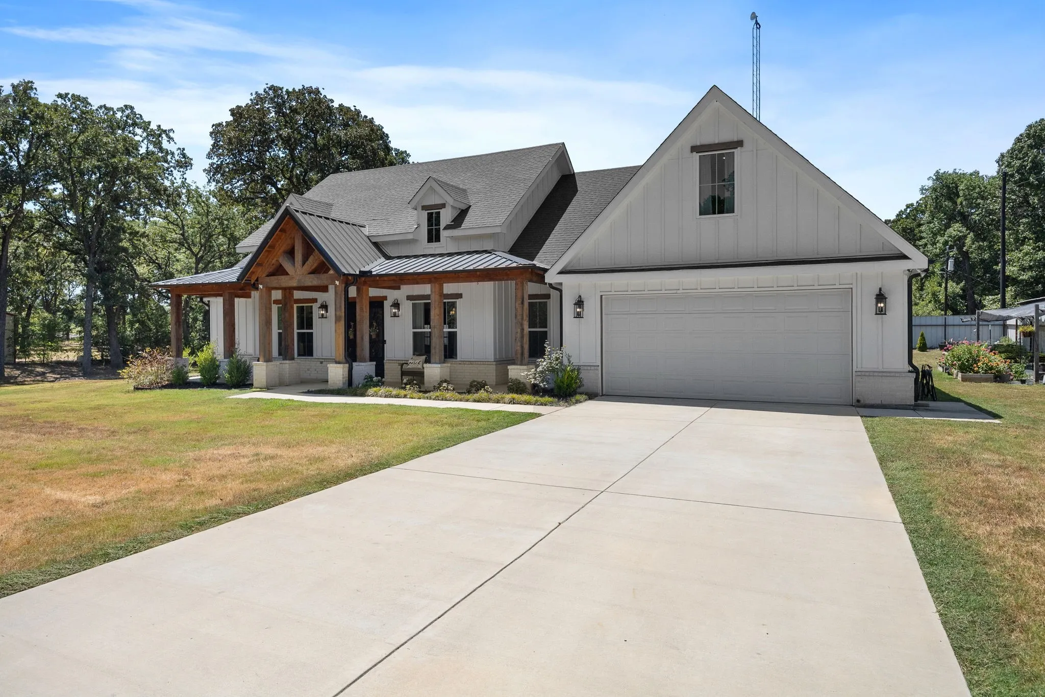 Single Family Residence For Sale in Kaufman County , 17803 County Road 381, Terrell, Texas 75161, 3 Bedroom, 3 Bathroom, 2 Garage spaces, 2,548 Sqft, built in 2022, mls#21362344, Real Estate Agent in Terrell, Homes For Sale in Kaufman county, Homes For Sale in Terrell, Realtor in Terrell Texas, Real Estate Brokerage Independent Realty Texas, Luminita Cordes Realtor