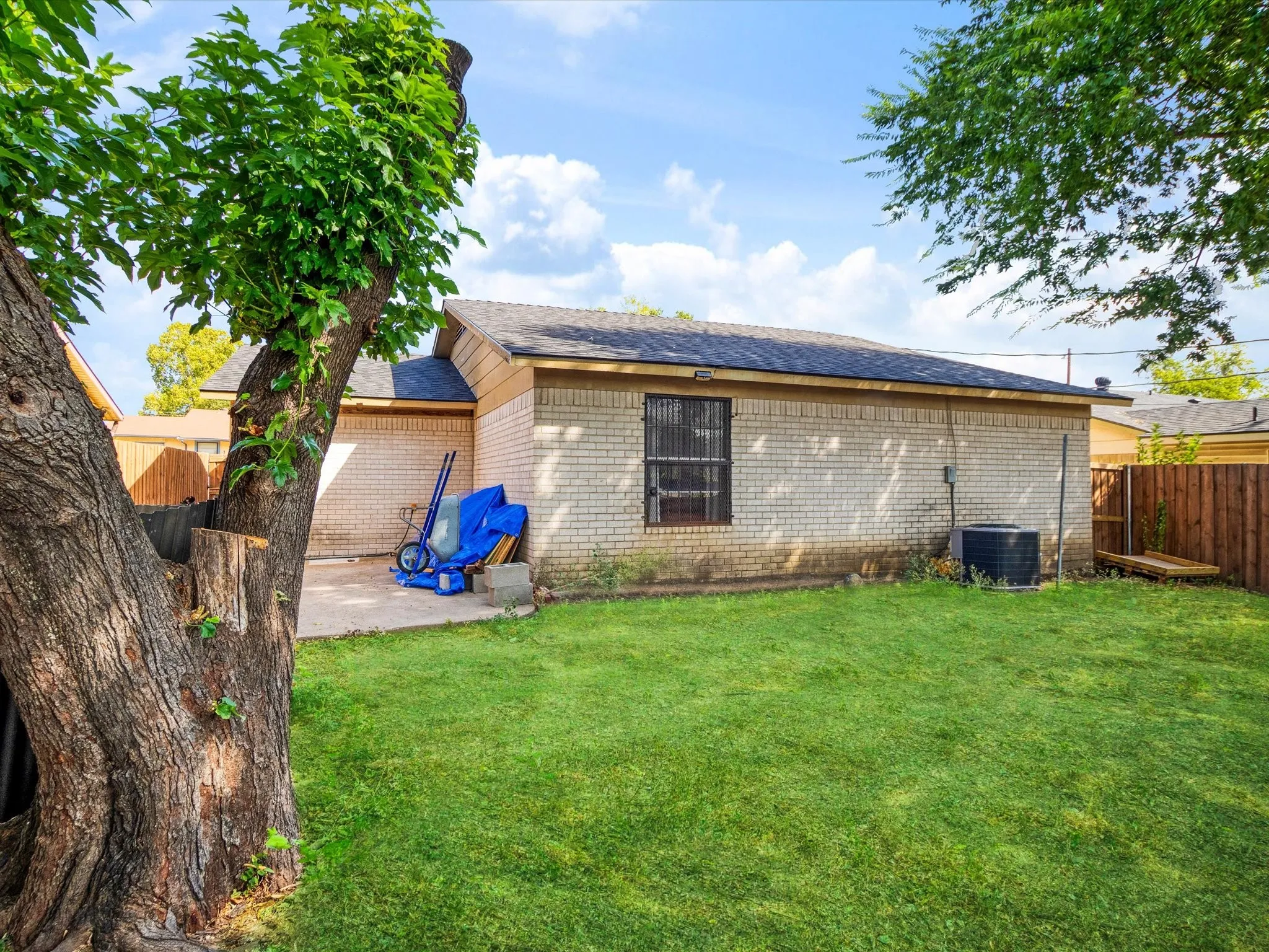 Single Family Residence For Sale in Dallas County , 3760 Stagecoach Trail, Dallas, Texas 75241, 3 Bedroom, 2 Bathroom, 1 Garage spaces, 1,026 Sqft, built in 1973, mls#21363657, Real Estate Agent in Dallas, Homes For Sale in Dallas county, Homes For Sale in Dallas, Realtor in Dallas Texas, Real Estate Brokerage Independent Realty Texas, Luminita Cordes Realtor