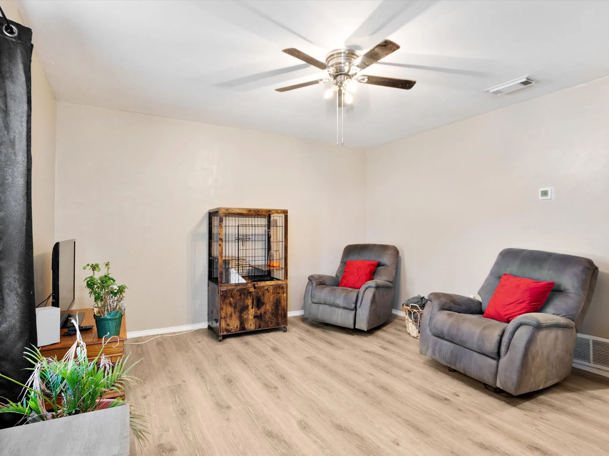 Single Family Residence For Sale in Dallas County , 3760 Stagecoach Trail, Dallas, Texas 75241, 3 Bedroom, 2 Bathroom, 1 Garage spaces, 1,026 Sqft, built in 1973, mls#21363657, Real Estate Agent in Dallas, Homes For Sale in Dallas county, Homes For Sale in Dallas, Realtor in Dallas Texas, Real Estate Brokerage Independent Realty Texas, Luminita Cordes Realtor
