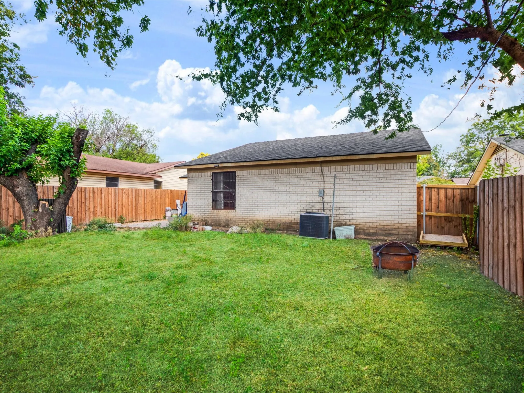 Single Family Residence For Sale in Dallas County , 3760 Stagecoach Trail, Dallas, Texas 75241, 3 Bedroom, 2 Bathroom, 1 Garage spaces, 1,026 Sqft, built in 1973, mls#21363657, Real Estate Agent in Dallas, Homes For Sale in Dallas county, Homes For Sale in Dallas, Realtor in Dallas Texas, Real Estate Brokerage Independent Realty Texas, Luminita Cordes Realtor