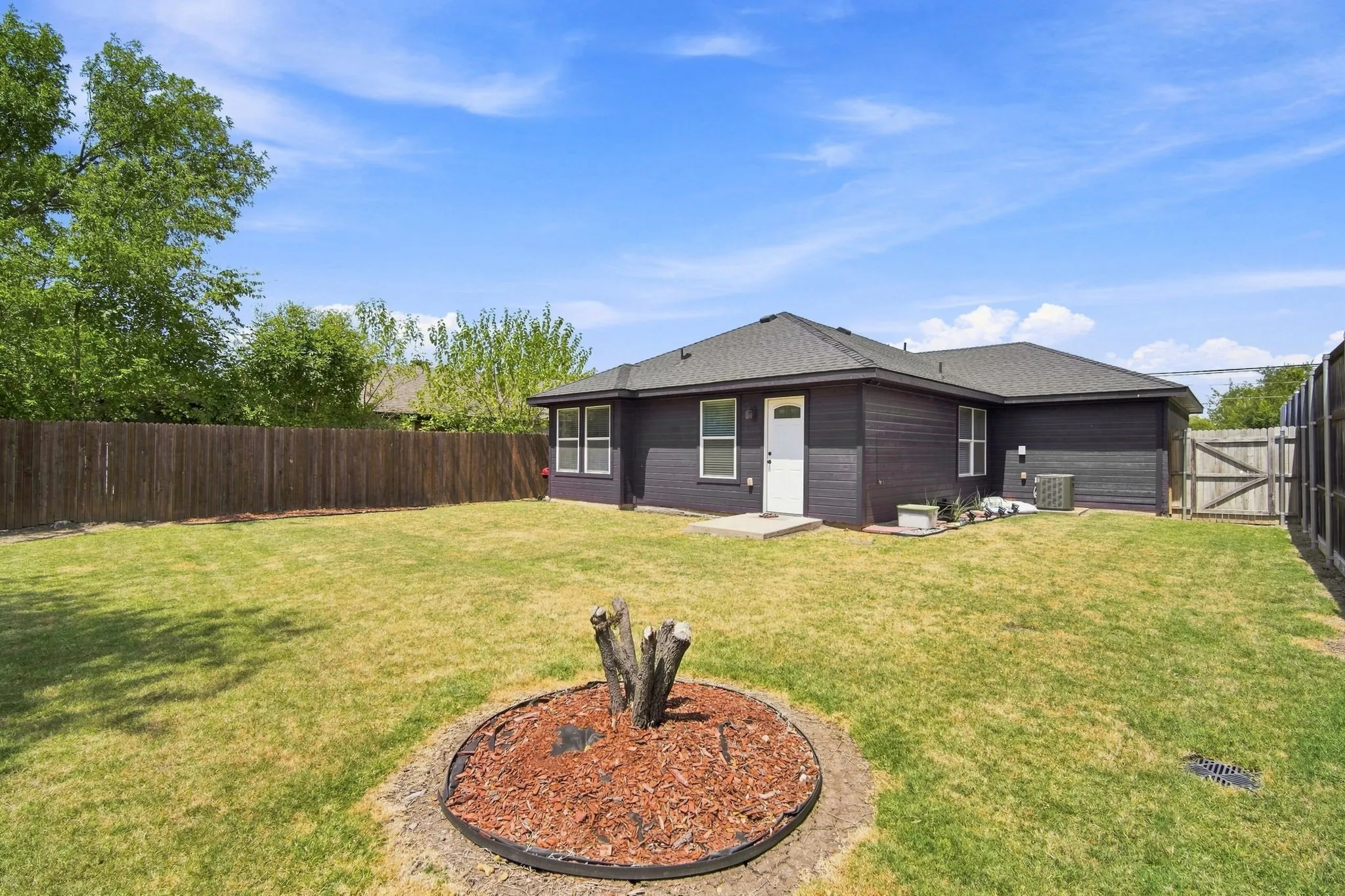 Single Family Residence For Sale in Dallas County , 1910 Mcbroom Street, Dallas, Texas 75212, 4 Bedroom, 2 Bathroom, 1 Garage spaces, 1,145 Sqft, built in 2007, mls#21362059, Real Estate Agent in Dallas, Homes For Sale in Dallas county, Homes For Sale in Dallas, Realtor in Dallas Texas, Real Estate Brokerage Independent Realty Texas, Luminita Cordes Realtor