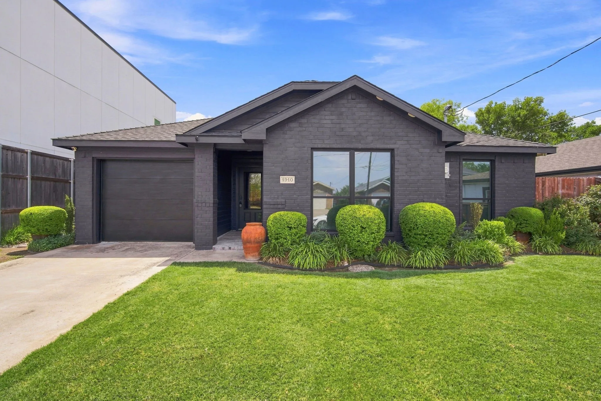 Single Family Residence For Sale in Dallas County , 1910 Mcbroom Street, Dallas, Texas 75212, 4 Bedroom, 2 Bathroom, 1 Garage spaces, 1,145 Sqft, built in 2007, mls#21362059, Real Estate Agent in Dallas, Homes For Sale in Dallas county, Homes For Sale in Dallas, Realtor in Dallas Texas, Real Estate Brokerage Independent Realty Texas, Luminita Cordes Realtor