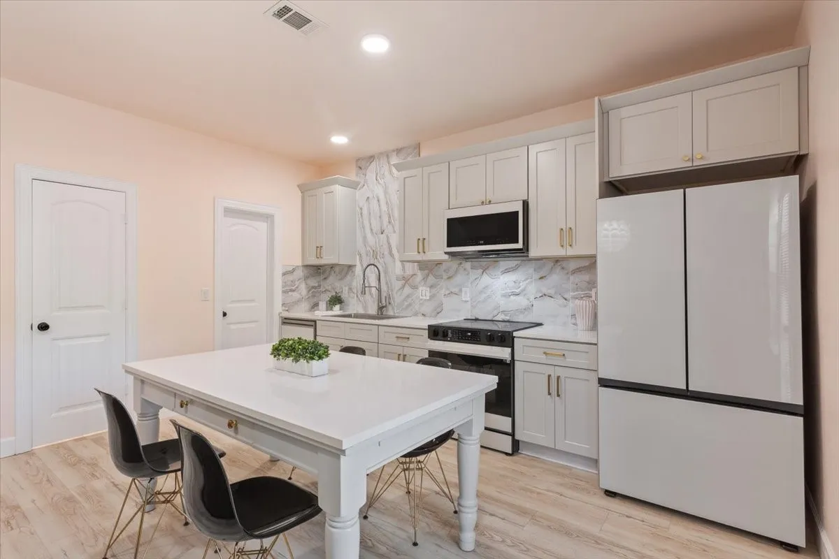 Condominium For Sale in Mc Lennan County , 2410 S 2nd Street 947, Waco, Texas 76706, 4 Bedroom, 5 Bathroom, 2 Garage spaces, 1,491 Sqft, built in 2006, mls#21363625, Real Estate Agent in Waco, Homes For Sale in Mc Lennan county, Homes For Sale in Waco, Realtor in Waco Texas, Real Estate Brokerage Independent Realty Texas, Luminita Cordes Realtor
